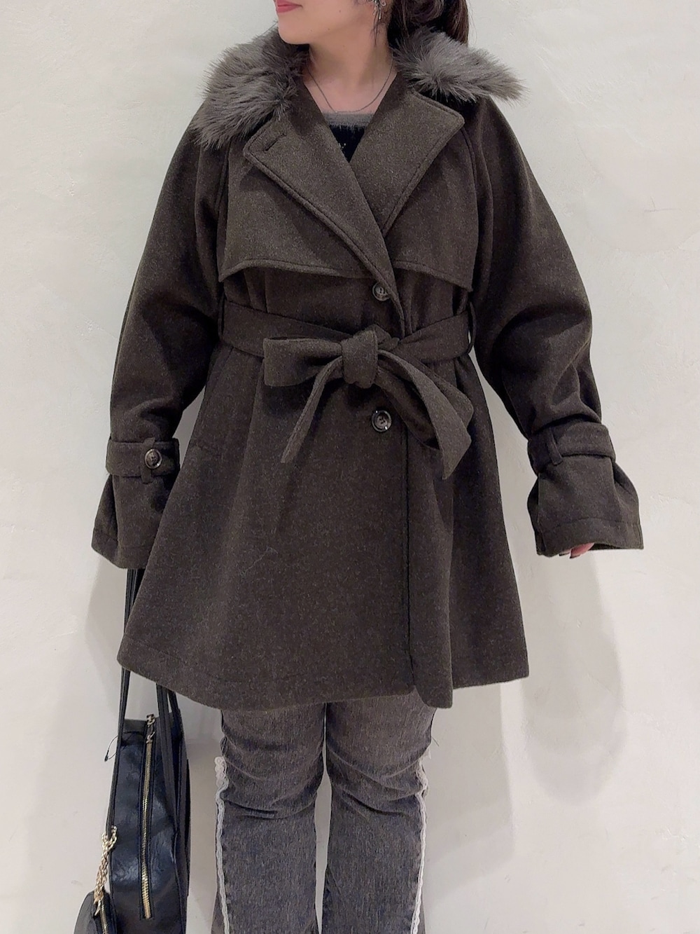 ブラウン系のその他アウター、ブラック系のデニムパンツ、ブラック系のショルダーバッグを着用したレディースの秋コーディネートの4枚目の写真