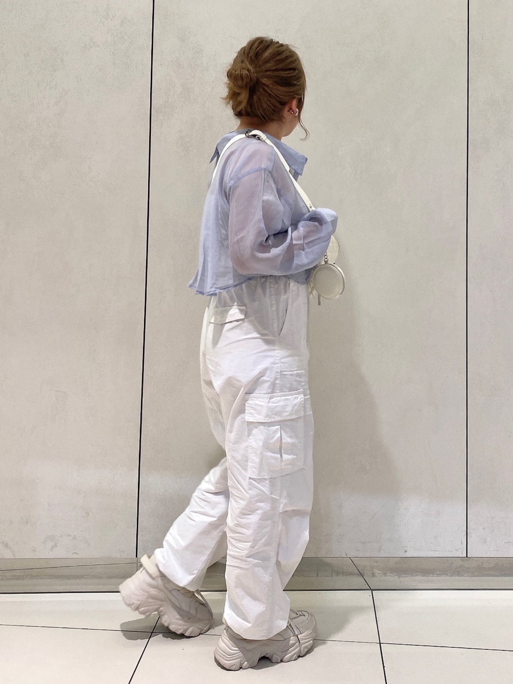 ブルー系のシャツ/ブラウス、ホワイト系のカーゴパンツ、ホワイト系のボディバッグ/ウエストポーチを着用したレディースの春コーディネートの3枚目の写真