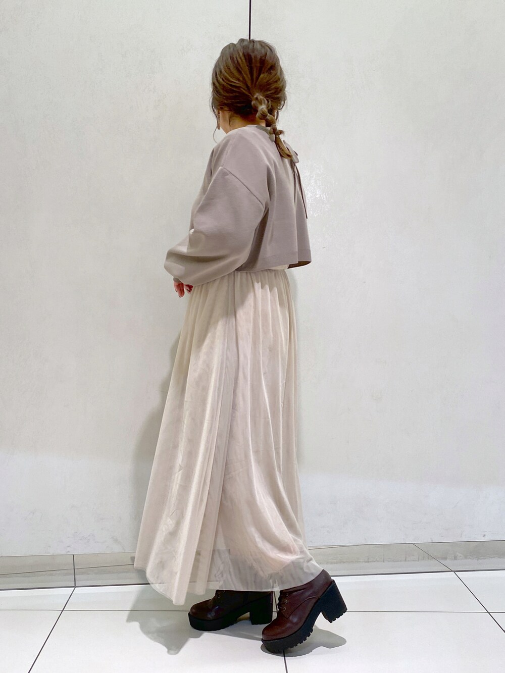 ブラウン系のワンピース、ブラウン系のブーツ、ブラウン系のその他を着用したレディースの秋コーディネートの2枚目の写真