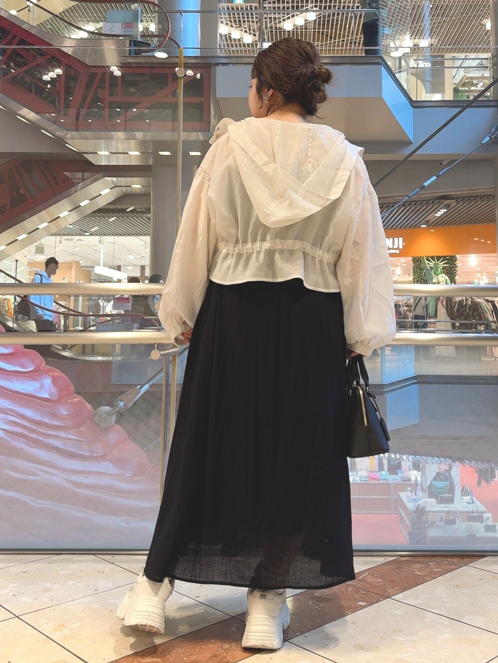 ホワイト系のジャケット/アウター、ブラック系のシャツ/ブラウス、ブラック系のスカートを着用したレディースの春コーディネートの4枚目の写真