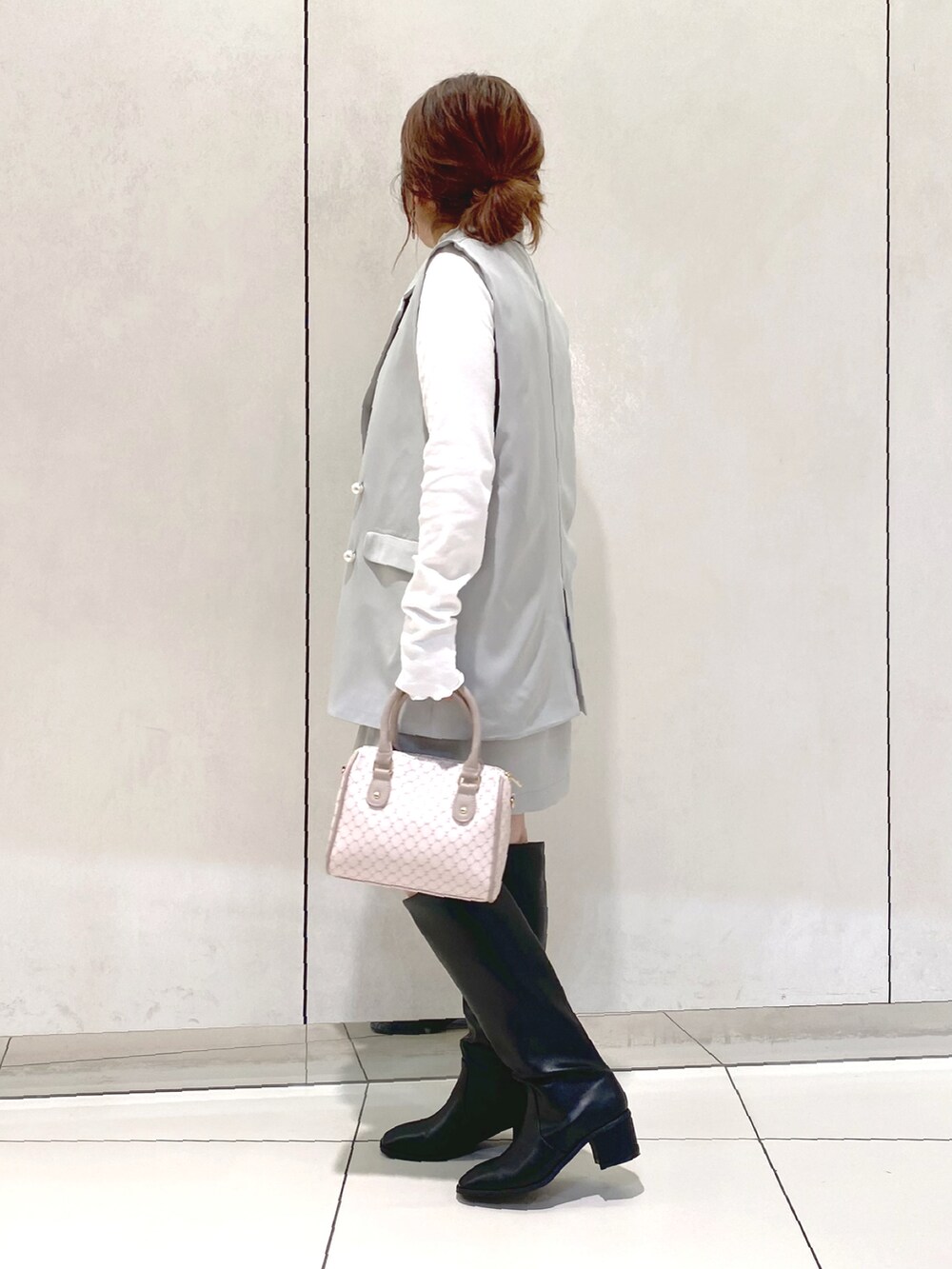 グリーン系のその他アウター、グリーン系のワンピース、ベージュ系のショルダーバッグを着用したレディースの冬コーディネートの2枚目の写真