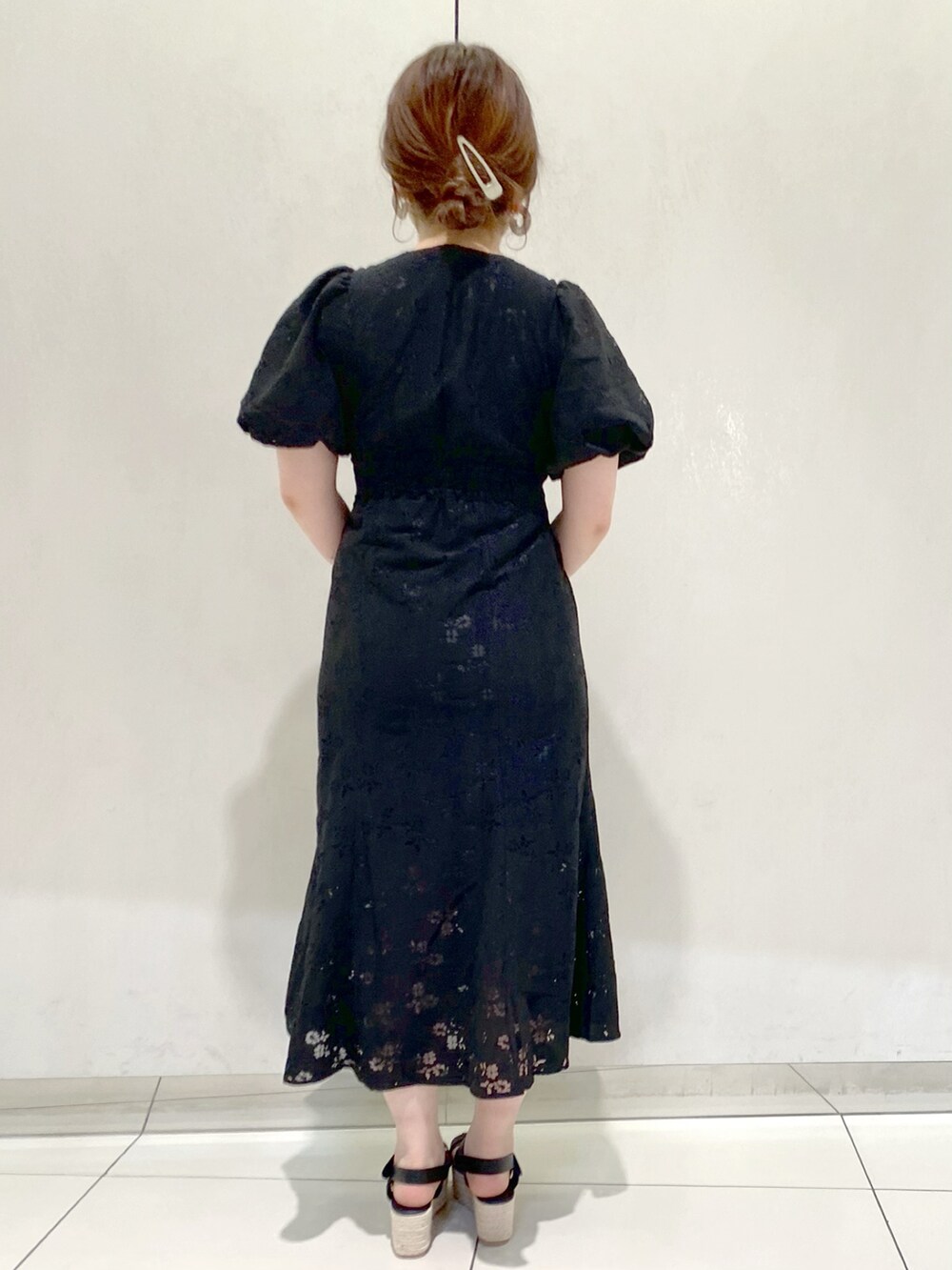 ブラック系のワンピース、ブラック系のかごバッグ、ブラック系のサンダルを着用したレディースの春コーディネートの4枚目の写真