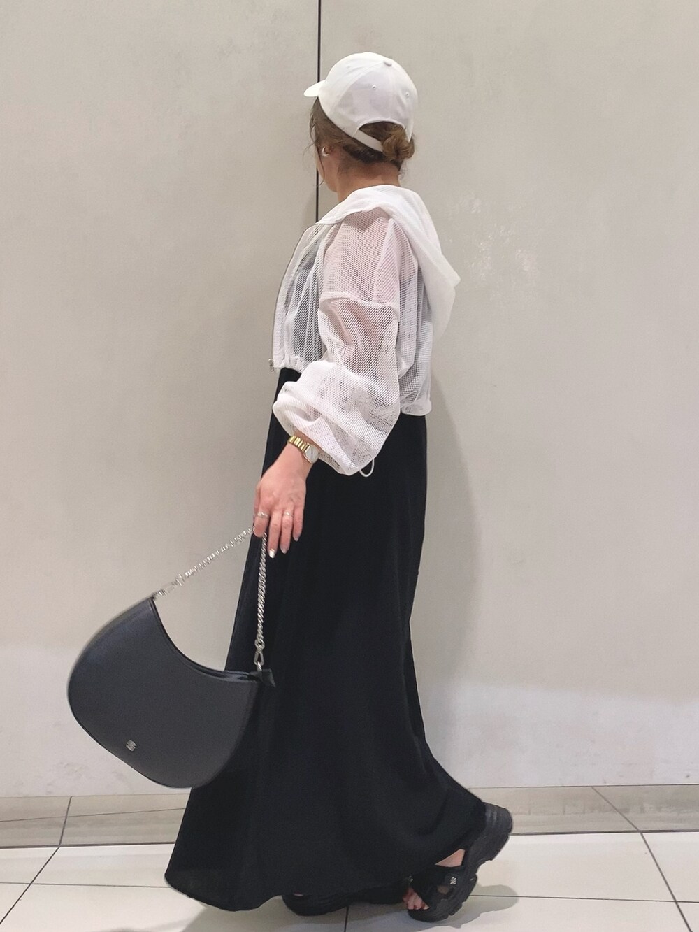 ブラック系のワンピース、ホワイト系のジャケット/アウター、ブラック系のショルダーバッグを着用したレディースの夏コーディネートの3枚目の写真