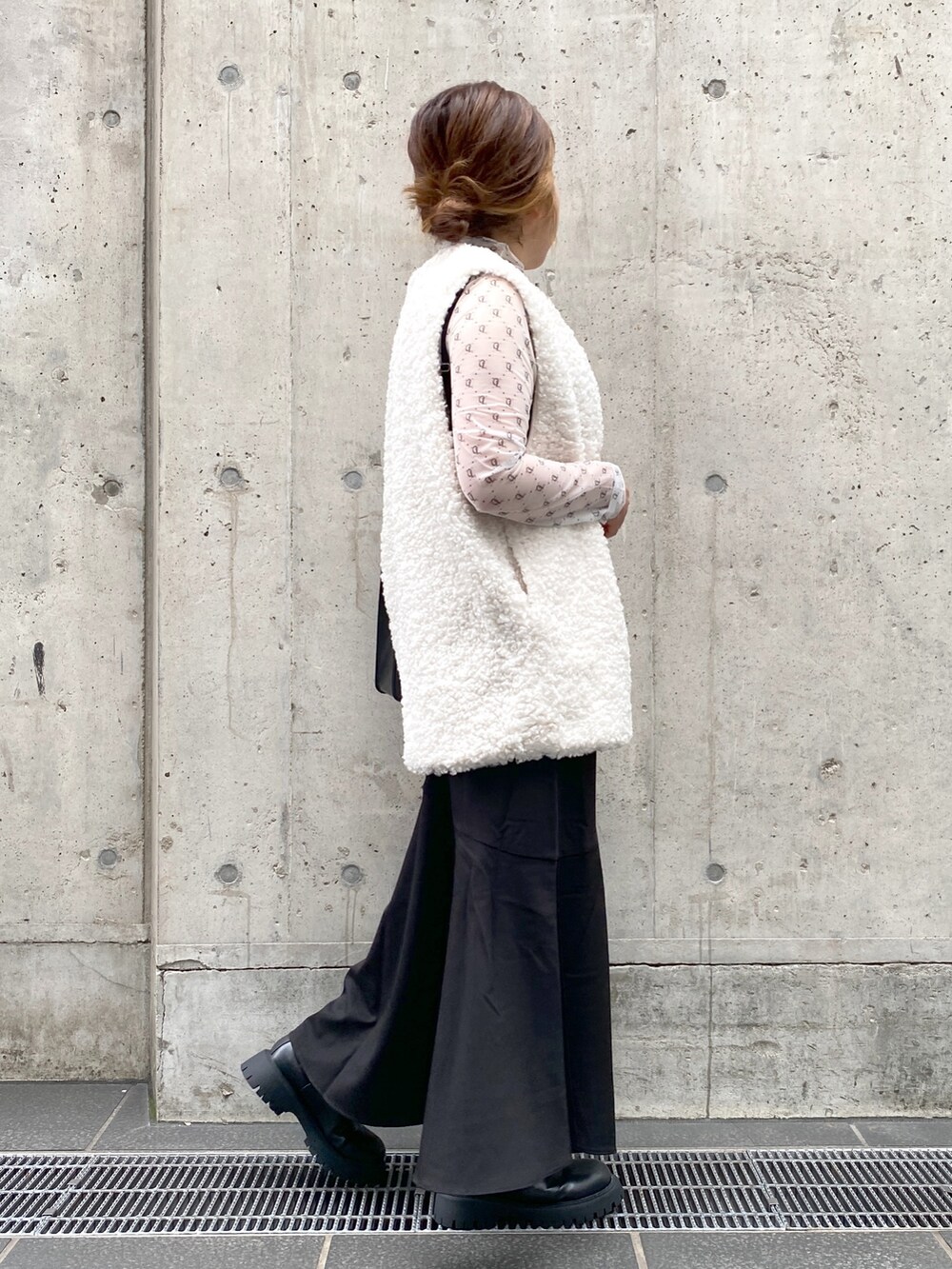 ホワイト系のその他アウター、ブラック系のワンピース、ブラック系のブーツを着用したレディースの夏コーディネートの2枚目の写真