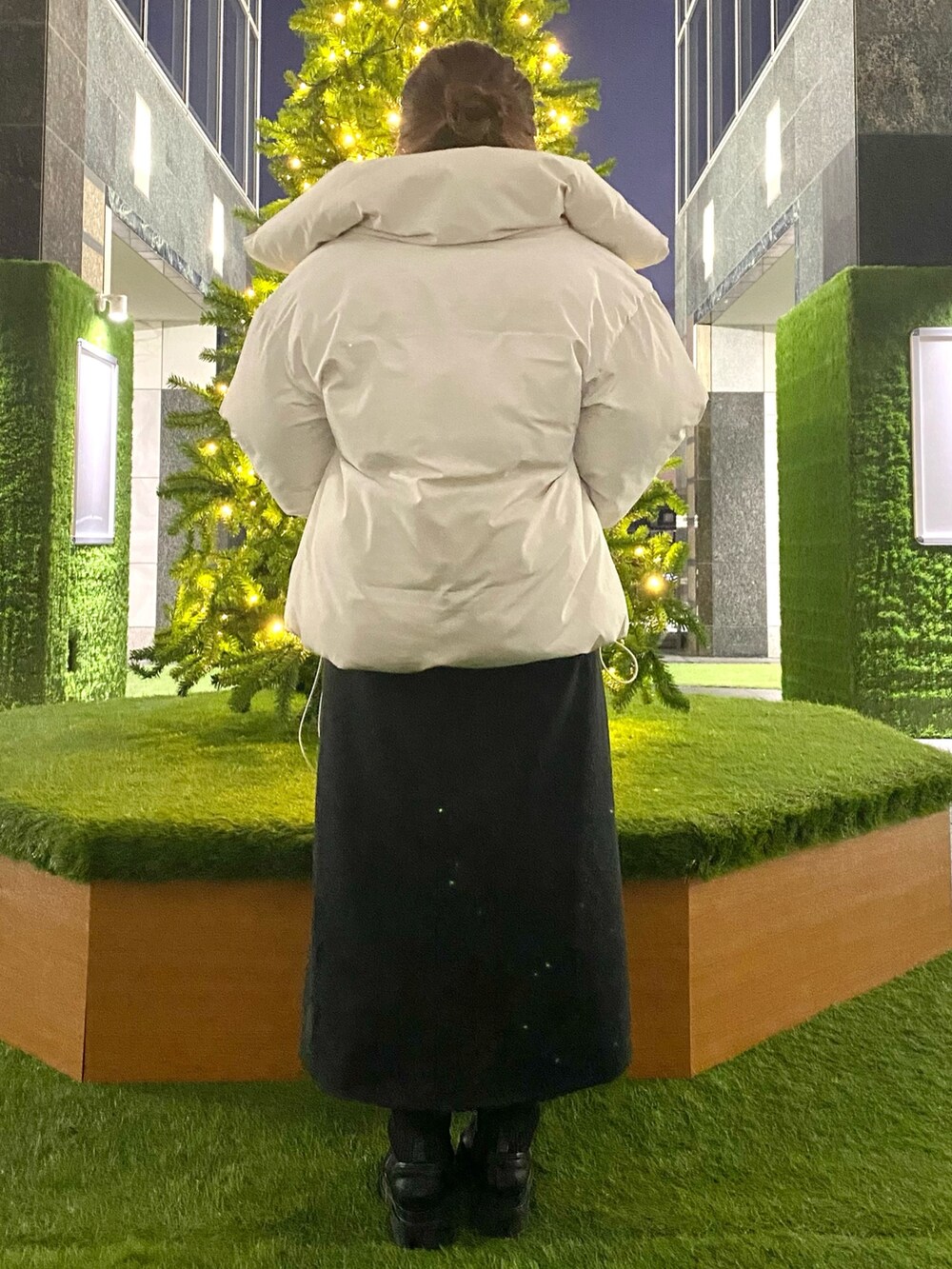 ホワイト系のダウンジャケット/コート、パープル系のカーディガン/ボレロ、ブラック系のニット/セーターを着用したレディースの冬コーディネートの4枚目の写真