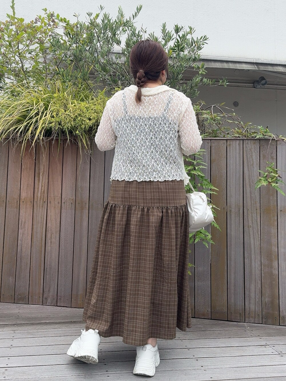 ホワイト系のシャツ/ブラウス、ブラウン系のワンピース、ホワイト系のスニーカーを着用したレディースの夏コーディネートの4枚目の写真