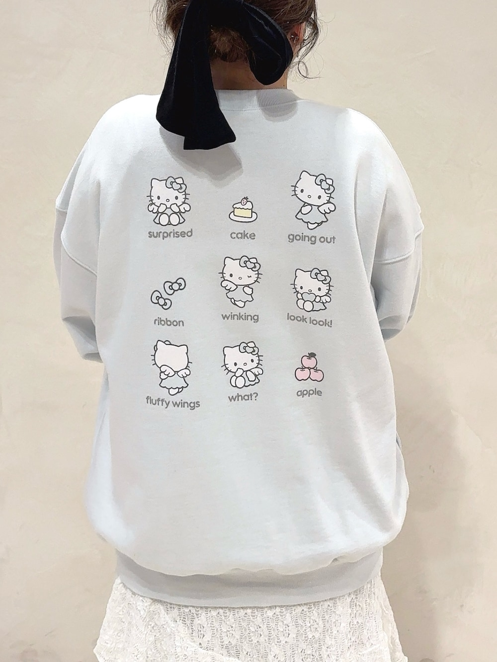 ブルー系のスウェット、ホワイト系のワンピース、ブルー系のトートバッグを着用したレディースの冬コーディネートの5枚目の写真