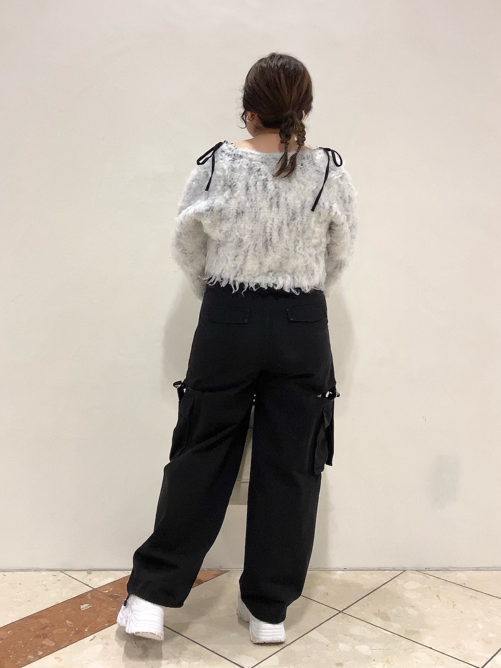 ベージュ系のカーディガン/ボレロ、ブラック系のキャミソール、ブラック系のカーゴパンツを着用したレディースの秋コーディネートの4枚目の写真