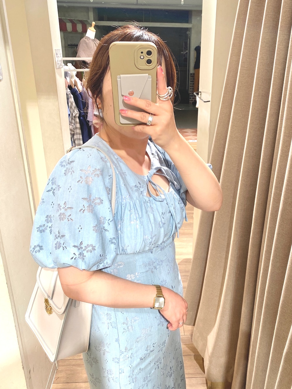 ブルー系のワンピース、ブラウン系のブーツ、ホワイト系のショルダーバッグを着用したレディースの夏コーディネートの2枚目の写真