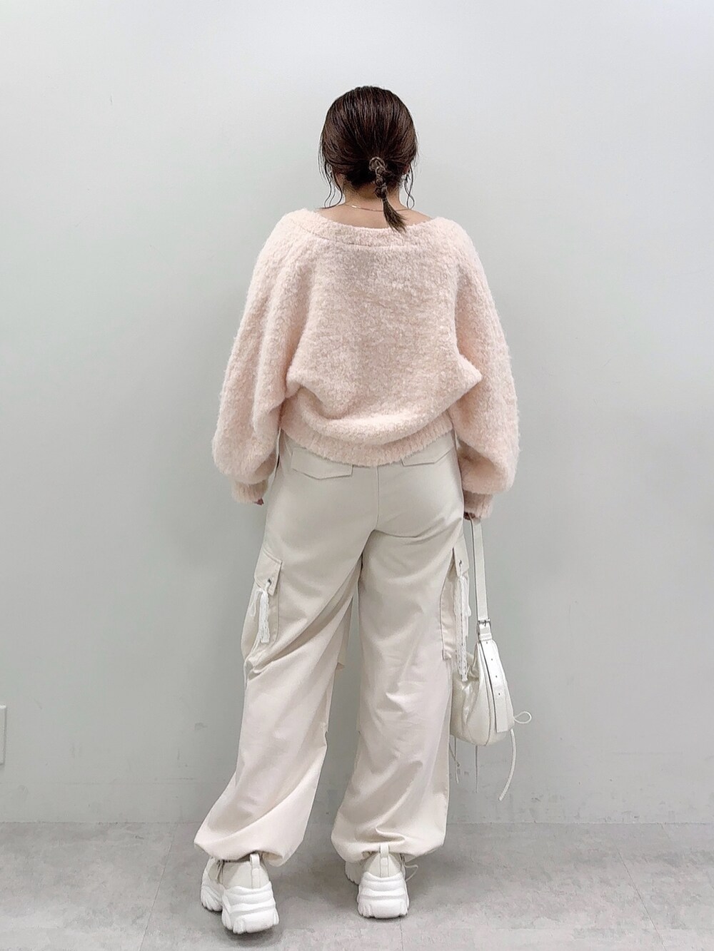 ピンク系のカーディガン/ボレロ、ホワイト系のキャミソール、ホワイト系のショルダーバッグを着用したレディースの夏コーディネートの4枚目の写真