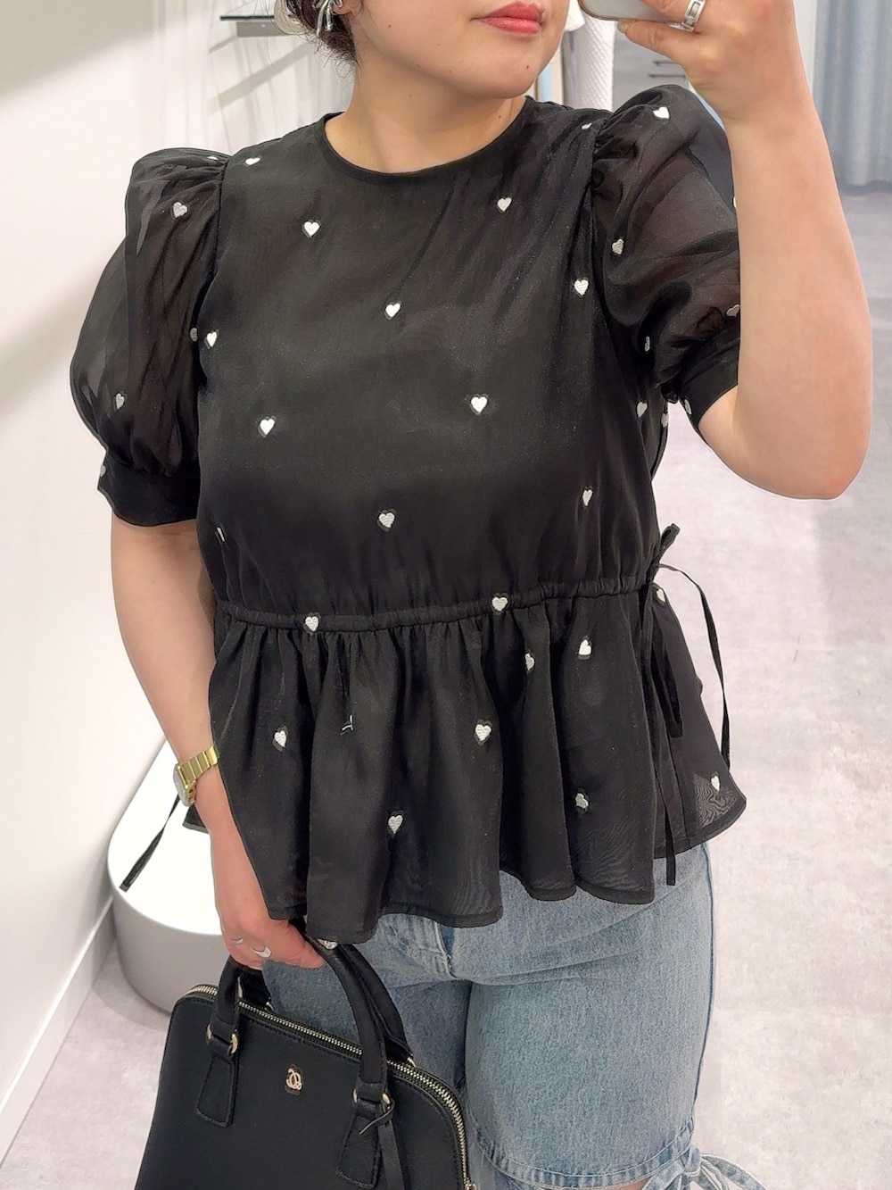 ブラック系のシャツ/ブラウス、ブルー系のデニムパンツ、ブラック系のショルダーバッグを着用したレディースの春コーディネートの3枚目の写真