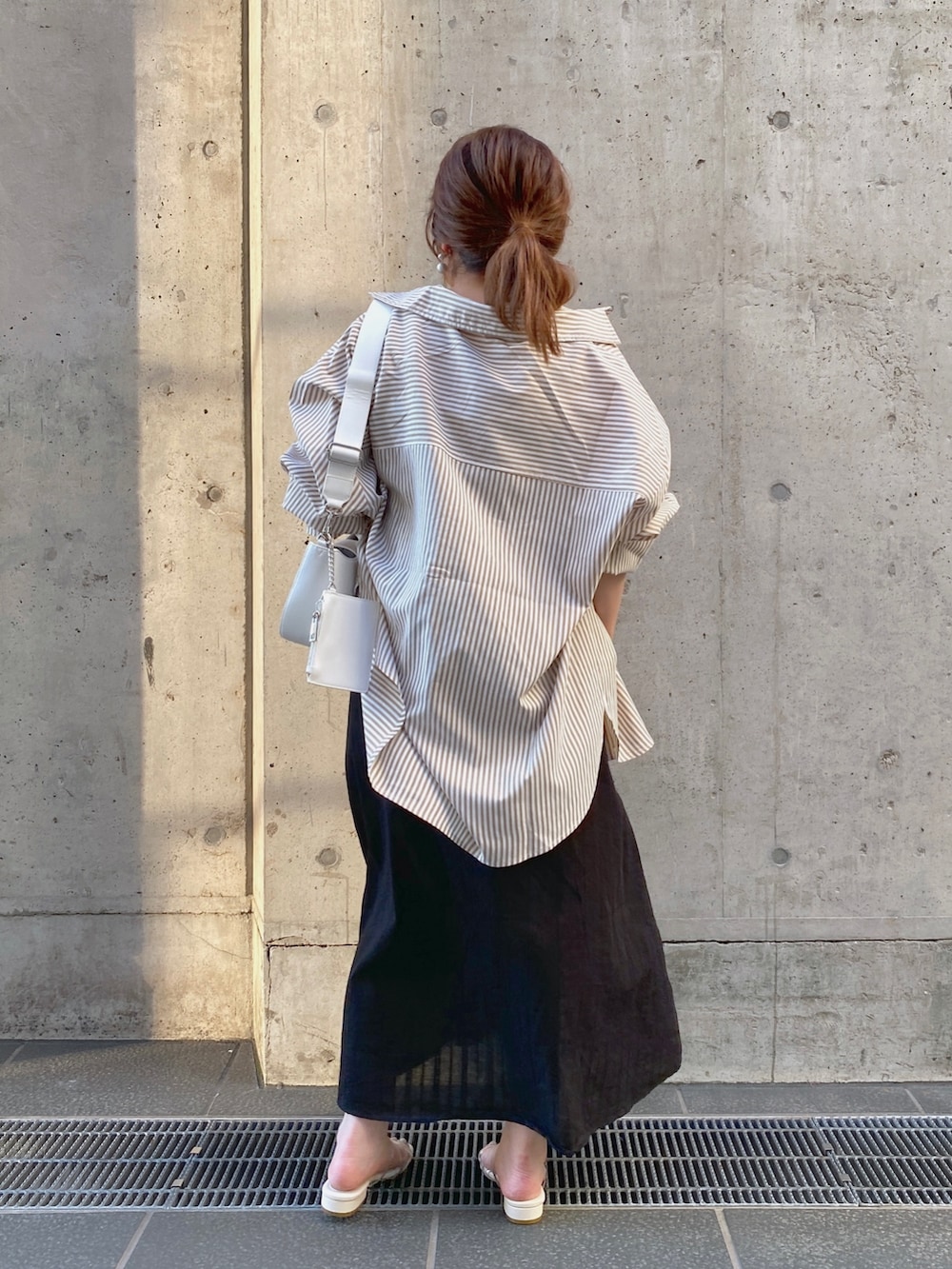 ブラウン系のシャツ/ブラウス、ホワイト系のサンダル、ブラック系のワンピースを着用したレディースの夏コーディネートの3枚目の写真