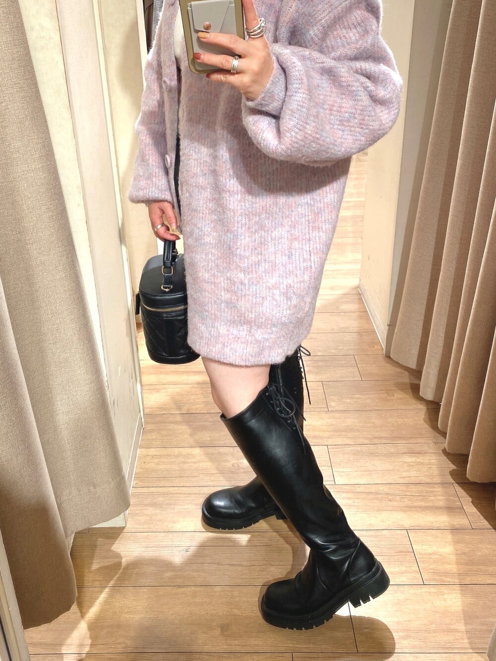 パープル系のカーディガン/ボレロ、ホワイト系のTシャツ/カットソー、ブラック系のその他パンツを着用したレディースの秋コーディネートの3枚目の写真