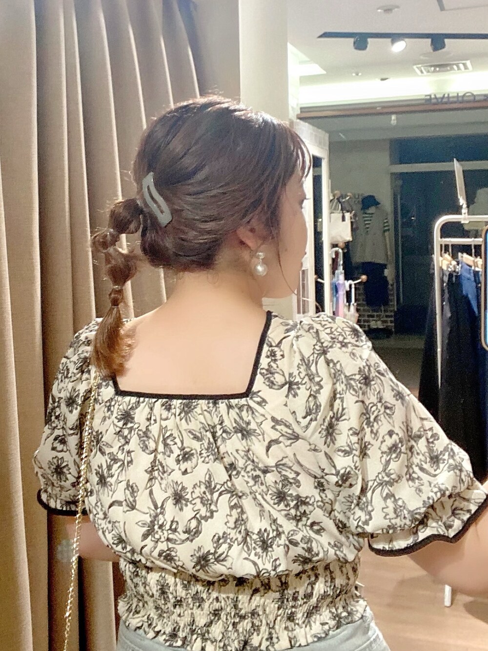 ホワイト系のシャツ/ブラウス、ブルー系のデニムパンツ、ブラック系のサンダルを着用したレディースの夏コーディネートの4枚目の写真