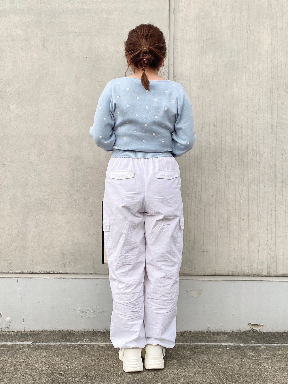 ブルー系のカーディガン/ボレロ、ブルー系のキャミソール、ホワイト系のカーゴパンツを着用したレディースの冬コーディネートの3枚目の写真