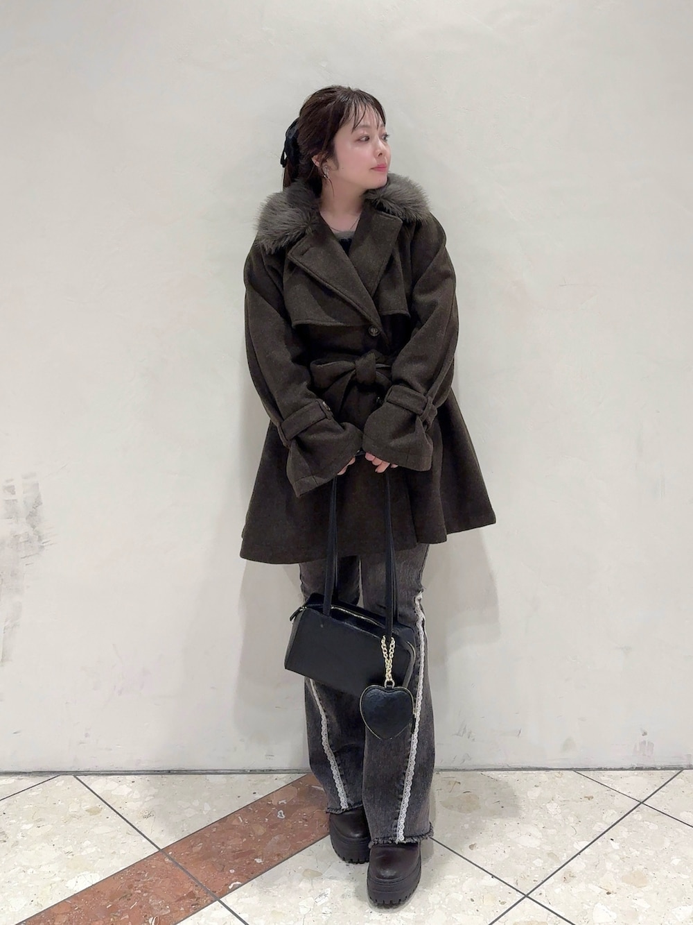 ブラウン系のその他アウター、ブラック系のデニムパンツ、ブラック系のショルダーバッグを着用したレディースの秋コーディネートの2枚目の写真