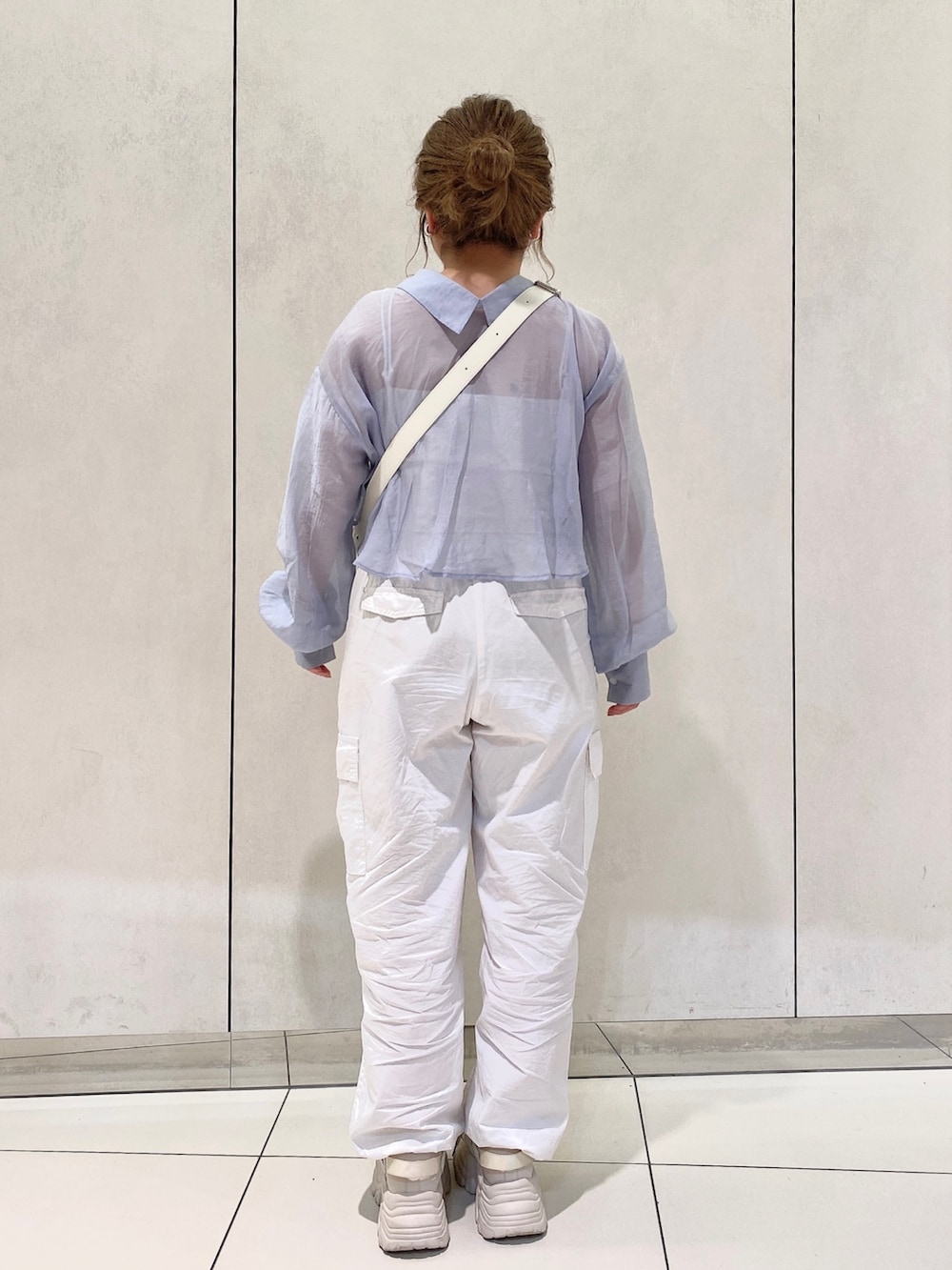 ブルー系のシャツ/ブラウス、ホワイト系のカーゴパンツ、ホワイト系のボディバッグ/ウエストポーチを着用したレディースの春コーディネートの4枚目の写真