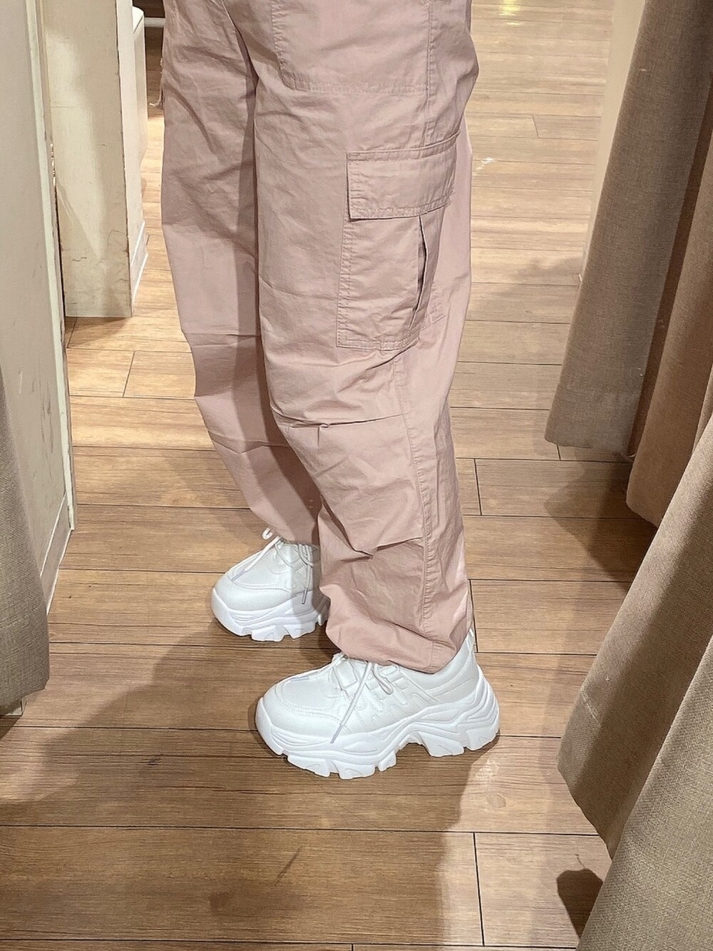 ホワイト系のTシャツ/カットソー、ホワイト系のシャツ/ブラウス、ピンク系のカーゴパンツを着用したレディースの冬コーディネートの3枚目の写真