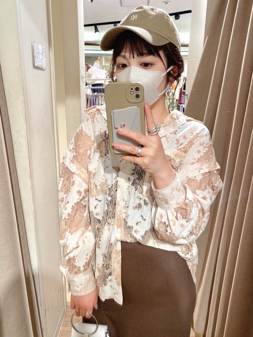 ベージュ系のシャツ/ブラウス、ブラウン系のスカート、ホワイト系のショルダーバッグを着用したレディースの夏コーディネートの3枚目の写真