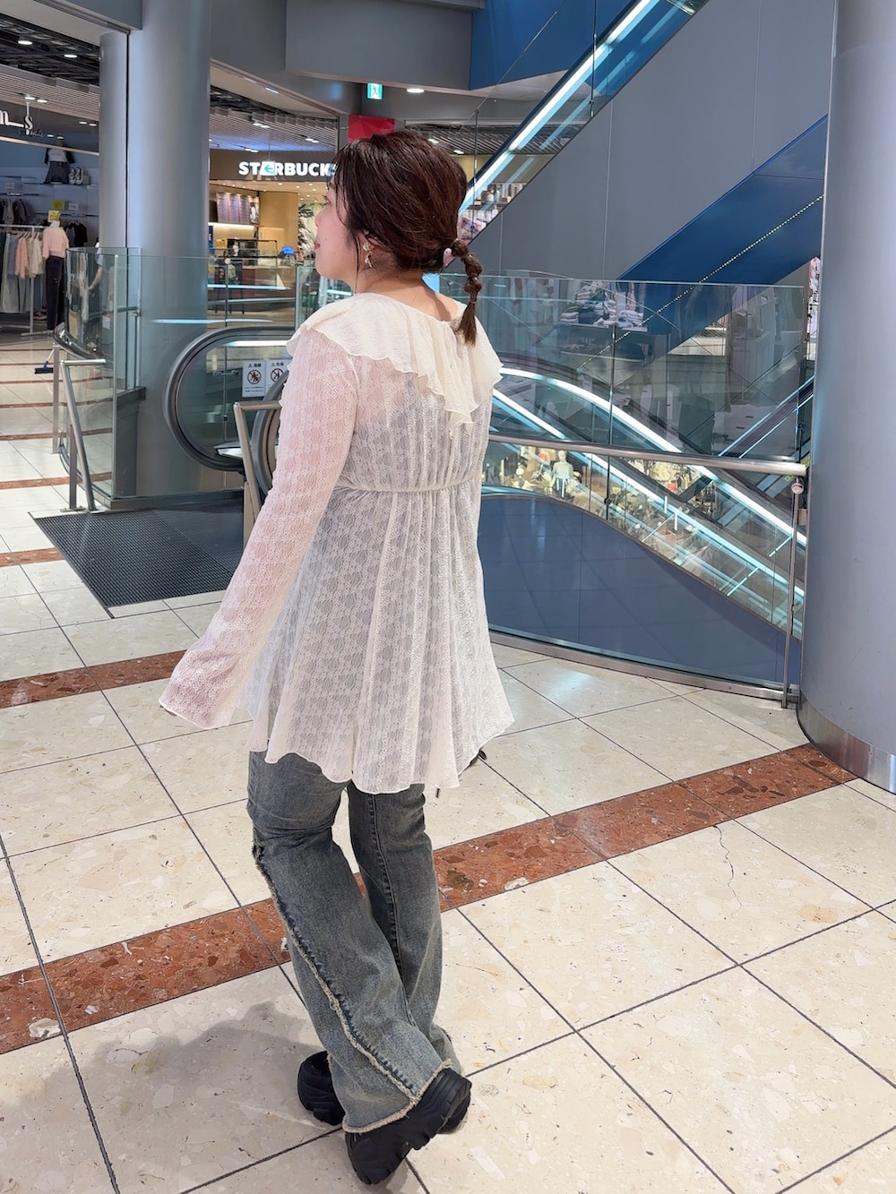 ホワイト系のその他トップス、ブルー系のその他パンツ、ブラック系のショルダーバッグを着用したレディースの夏コーディネートの2枚目の写真