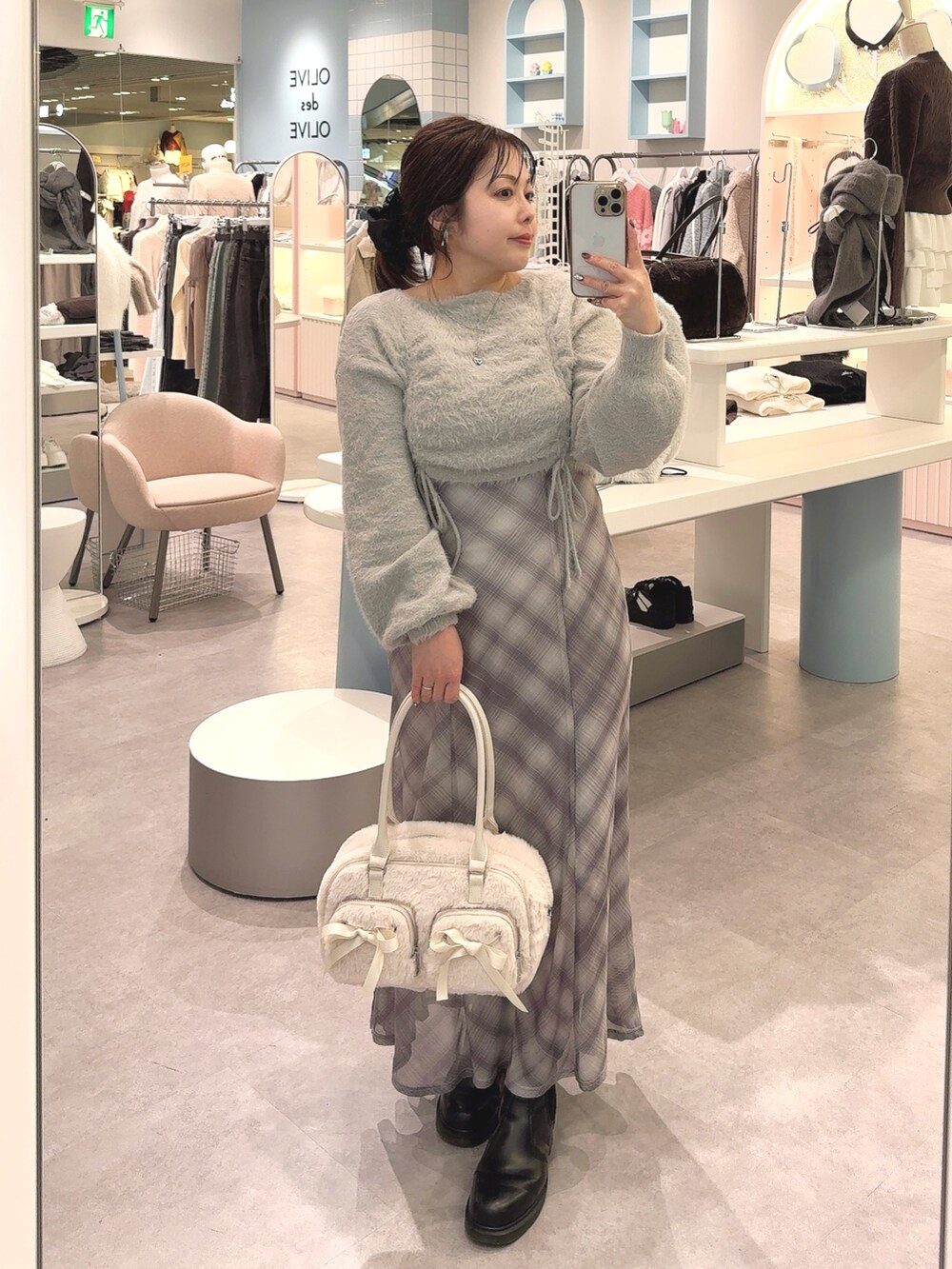 ホワイト系のダウンジャケット/コート、グレー系のワンピース、ホワイト系のショルダーバッグを着用したレディースの冬コーディネートの3枚目の写真