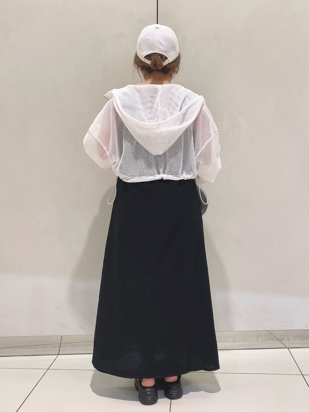 ブラック系のワンピース、ホワイト系のジャケット/アウター、ブラック系のショルダーバッグを着用したレディースの夏コーディネートの4枚目の写真