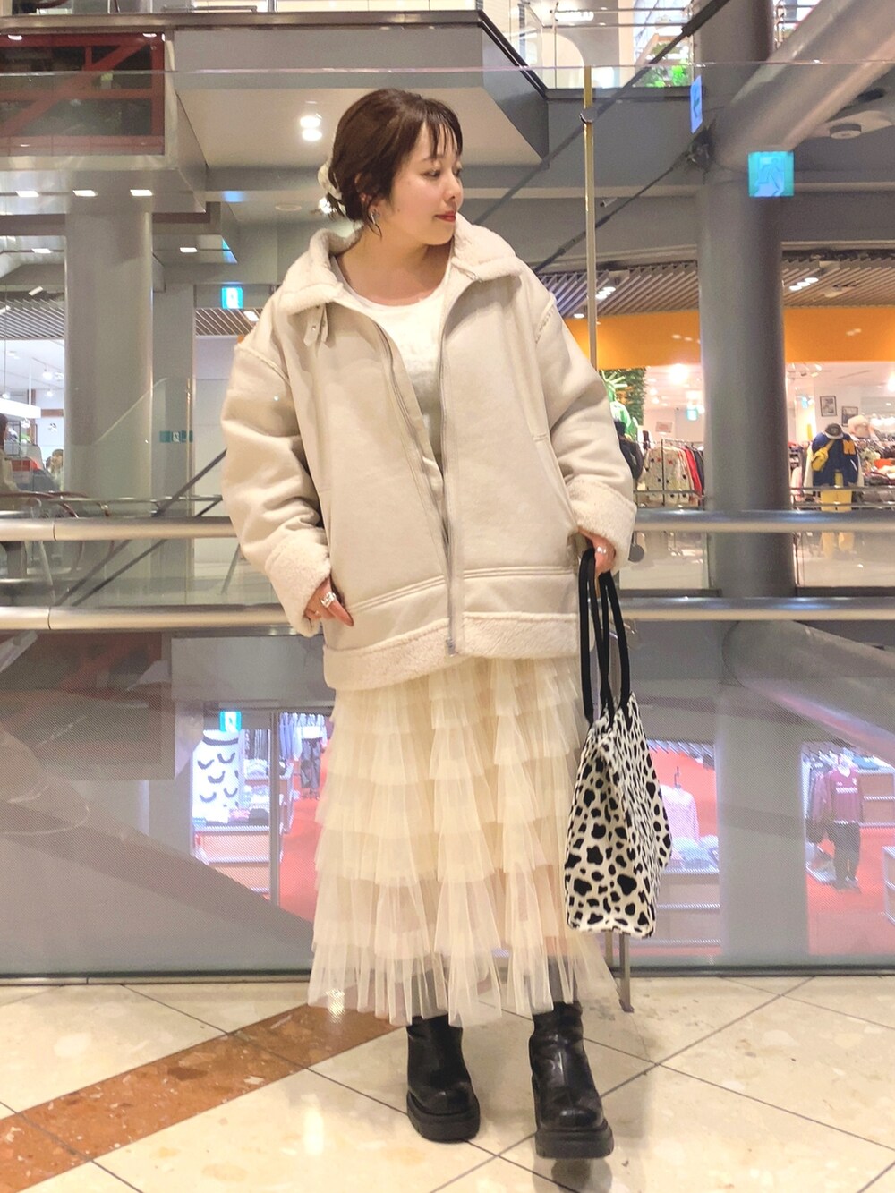 ホワイト系のムートンコート、その他のトートバッグ、ホワイト系のスカートを着用したレディースの秋コーディネートの2枚目の写真
