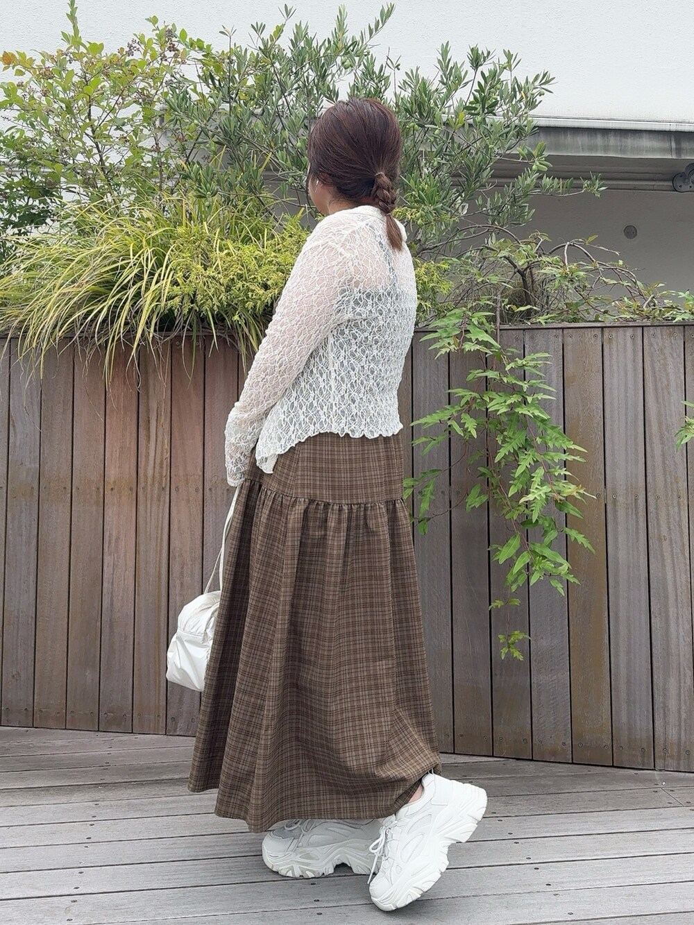 ホワイト系のシャツ/ブラウス、ブラウン系のワンピース、ホワイト系のスニーカーを着用したレディースの夏コーディネートの3枚目の写真