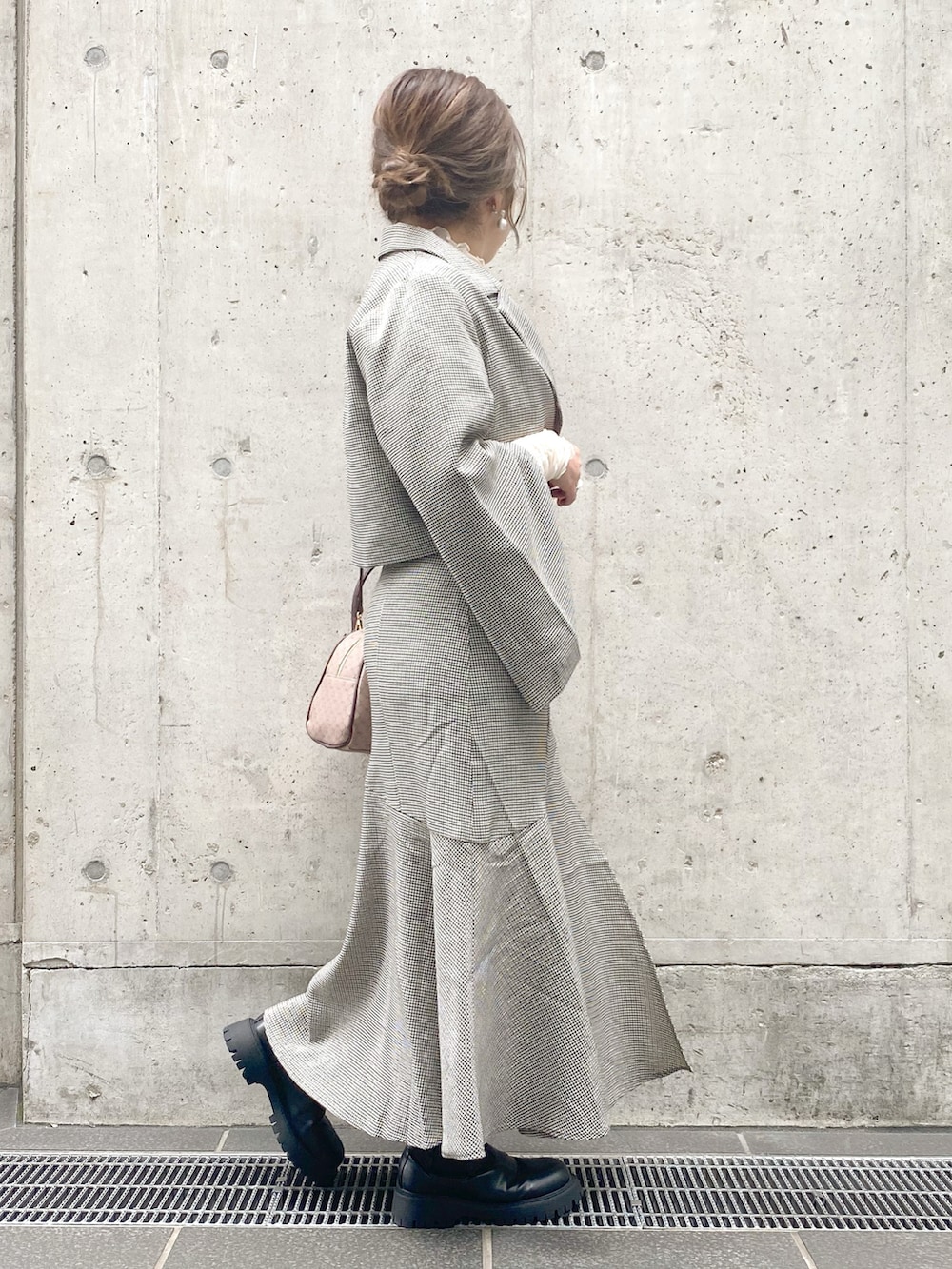 ホワイト系のTシャツ/カットソー、ブラウン系のテーラードジャケット、ブラック系のワンピースを着用したレディースの夏コーディネートの2枚目の写真