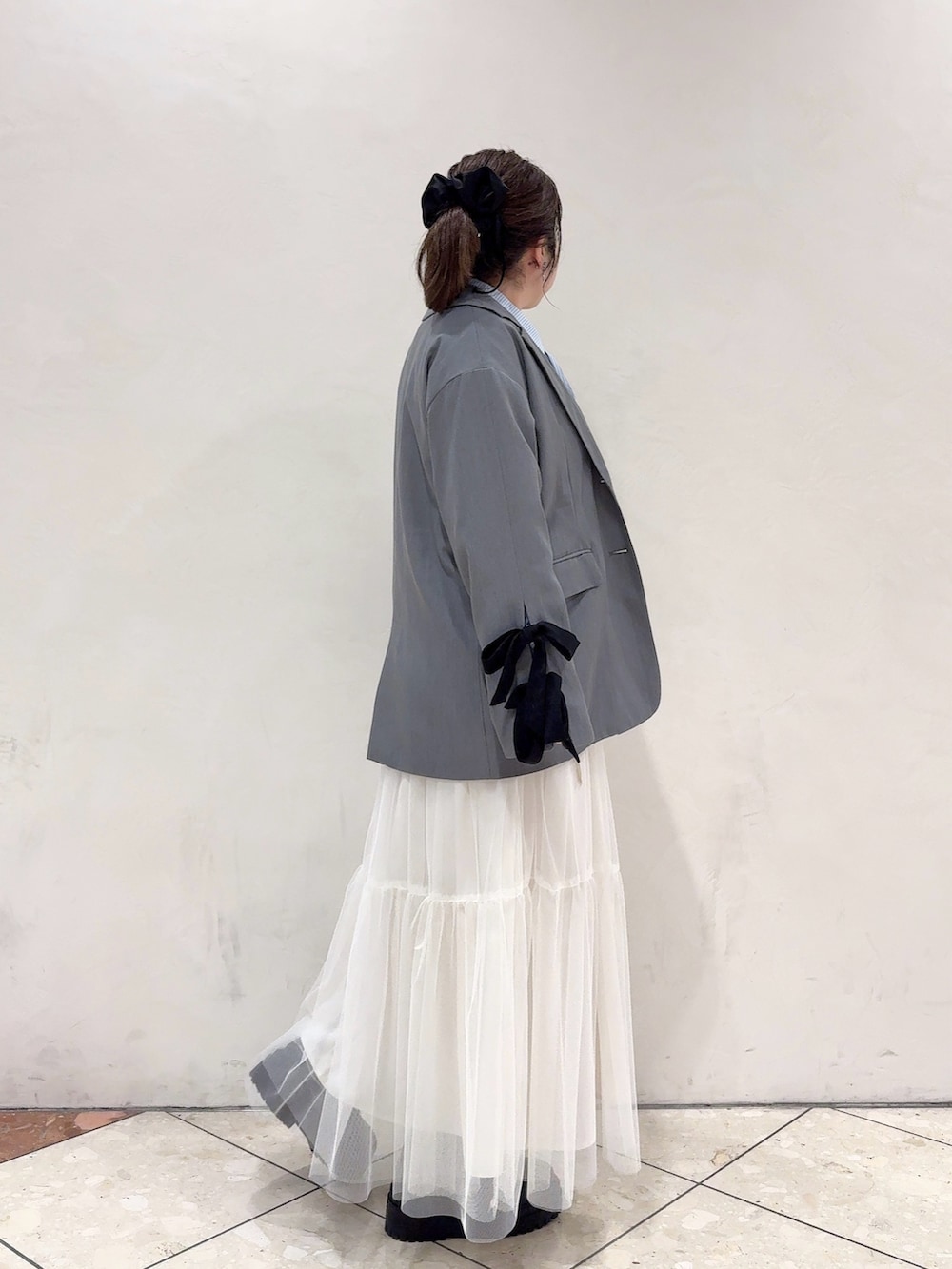 グレー系のその他アウター、グレー系のシャツ/ブラウス、ホワイト系のスカートを着用したレディースの冬コーディネートの3枚目の写真