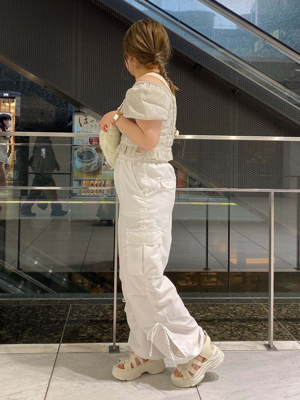 ホワイト系のシャツ/ブラウス、ホワイト系のカーゴパンツ、ホワイト系のサンダルを着用したレディースの春コーディネートの3枚目の写真