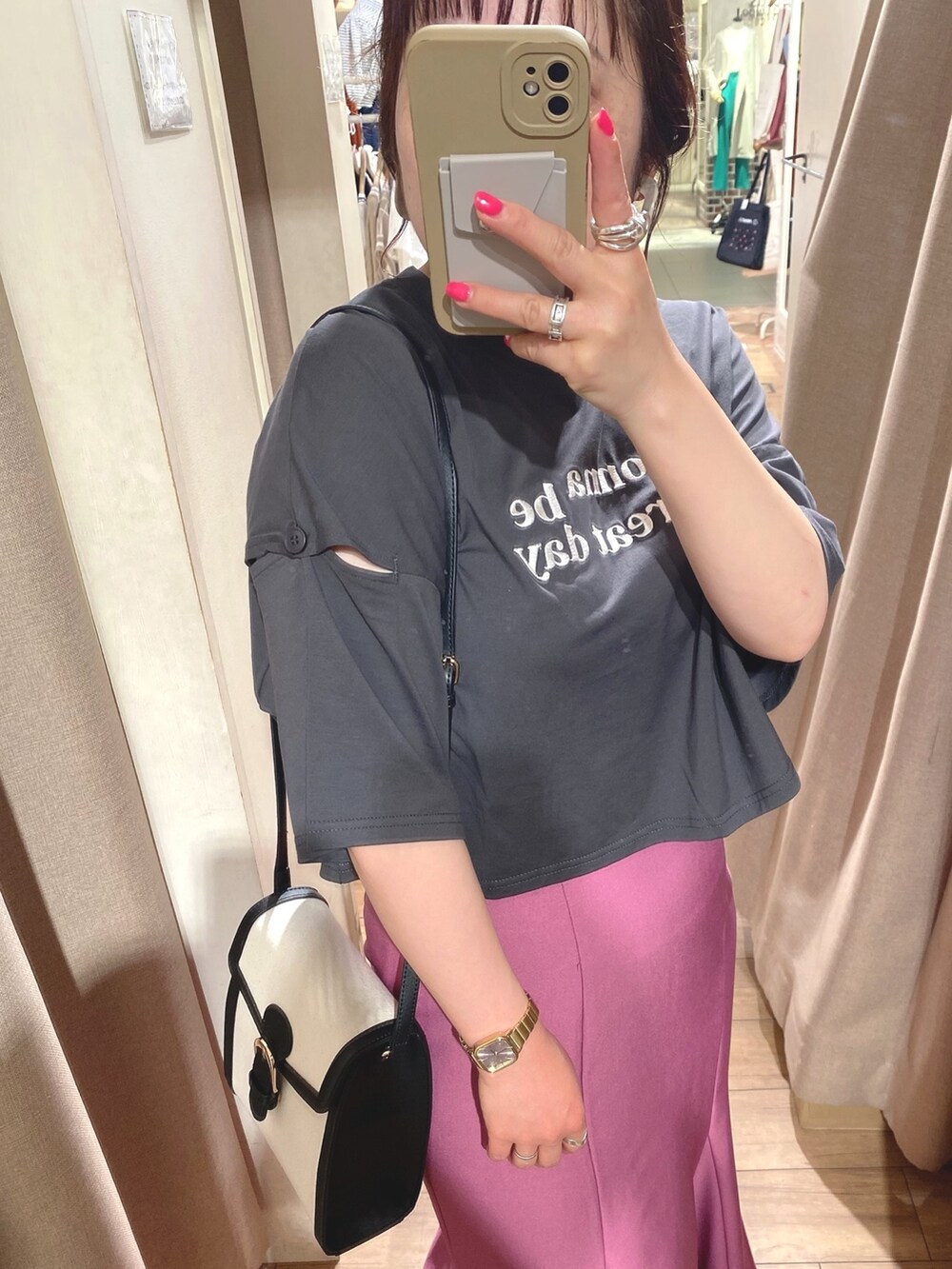 「OLIVE des OLIVE、オリーブ デ オリーブ(OLIVE des OLIVE)、春夏コーデ、マーメイドスカート、ロングスカート、スポサン、Tシャツ、ショルダーバッグ、カラー×コーデ、オトナカジュアル、ショート丈トップス、肌見せ、低身長、低身長コーデ、プチプラ」｜「OLIVE des OLIVEのロングマーメイドスカート（スカート、ピンク系）」を使った、ol_izmm_さん（レディース・153cm）の春コーディネートの3枚目の写真