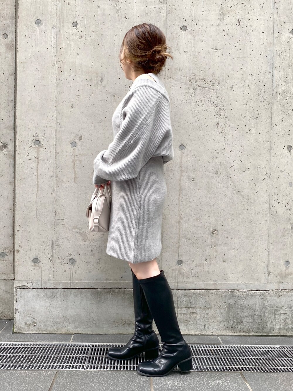「OLIVE des OLIVE、オリーブ デ オリーブ(OLIVE des OLIVE)、モノトーン、ニットワンピース、ワンピース、ボレロ、秋服準備はじめました、ハンドバッグ、ロングブーツ、大人カジュアル、大人かわいい、秋のコーデ、低身長、低身長コーデ、骨格ストレート」｜「OLIVE des OLIVEのボレロ付ニットミニワンピース（ワンピース、グレー系）」を使った、ol_izmm_さん（レディース・153cm）の夏コーディネートの2枚目の写真
