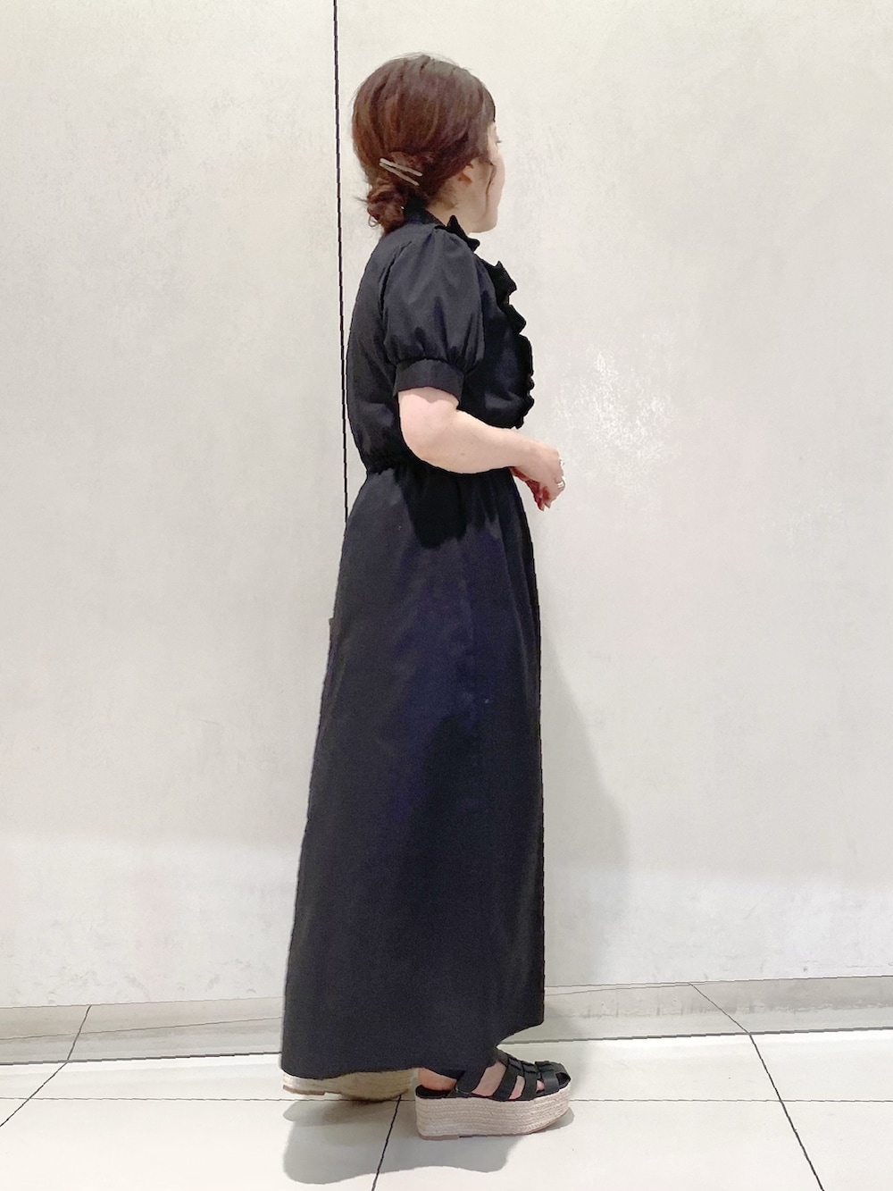 「OLIVE des OLIVE、オリーブ デ オリーブ(OLIVE des OLIVE)、ワンピース、グルカサンダル、モノトーン、シンプル、低身長、今日のコーデ、ブラックコーデ、低身長コーデ、厚底サンダル、ショルダーバッグ、フリル、ロングワンピース、夏コーデ」｜「OLIVE des OLIVEの【WEB限定】フリルワンピース（ワンピース、ブラック系）」を使った、ol_izmm_さん（レディース・153cm）の春コーディネートの2枚目の写真