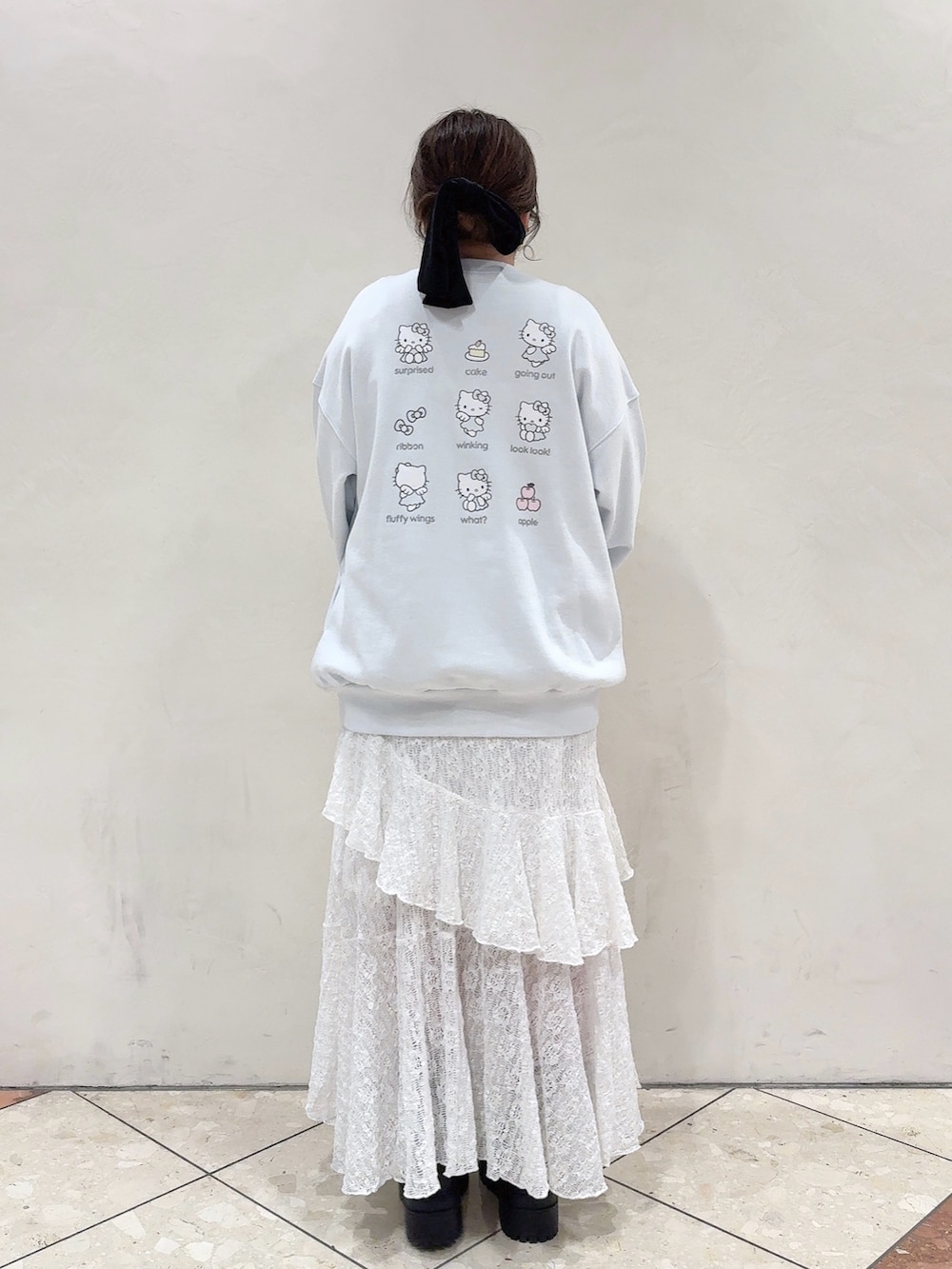 ブルー系のスウェット、ホワイト系のワンピース、ブルー系のトートバッグを着用したレディースの冬コーディネートの4枚目の写真