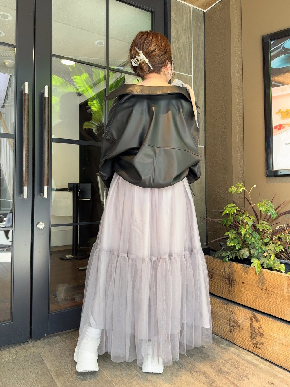 ブラック系のブルゾン、グレー系のワンピース、ホワイト系のショルダーバッグを着用したレディースの冬コーディネートの3枚目の写真