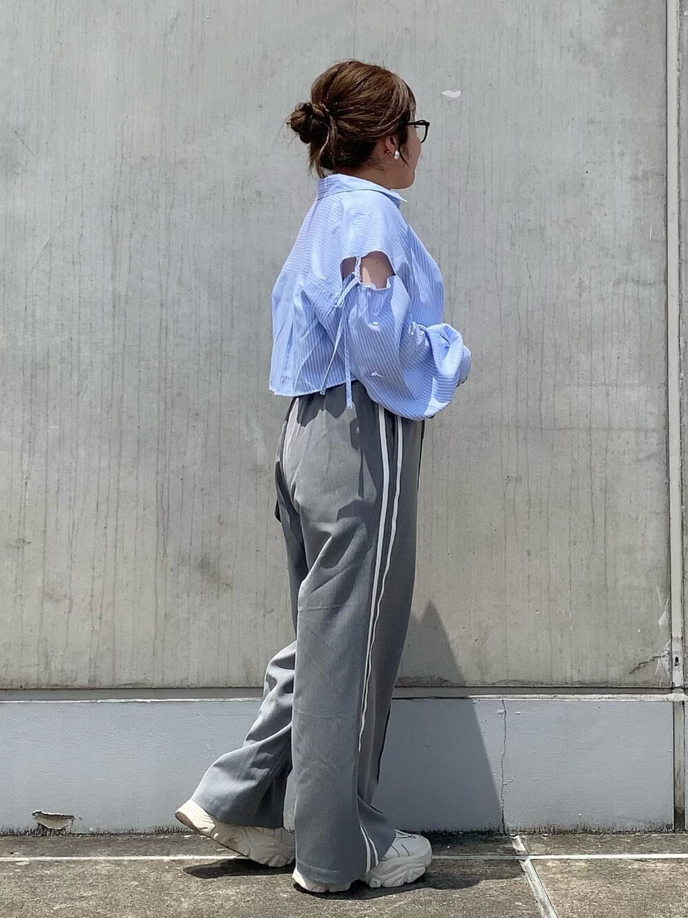 ブルー系のシャツ/ブラウス、グレー系のその他パンツ、ブラック系のショルダーバッグを着用したレディースの夏コーディネートの3枚目の写真