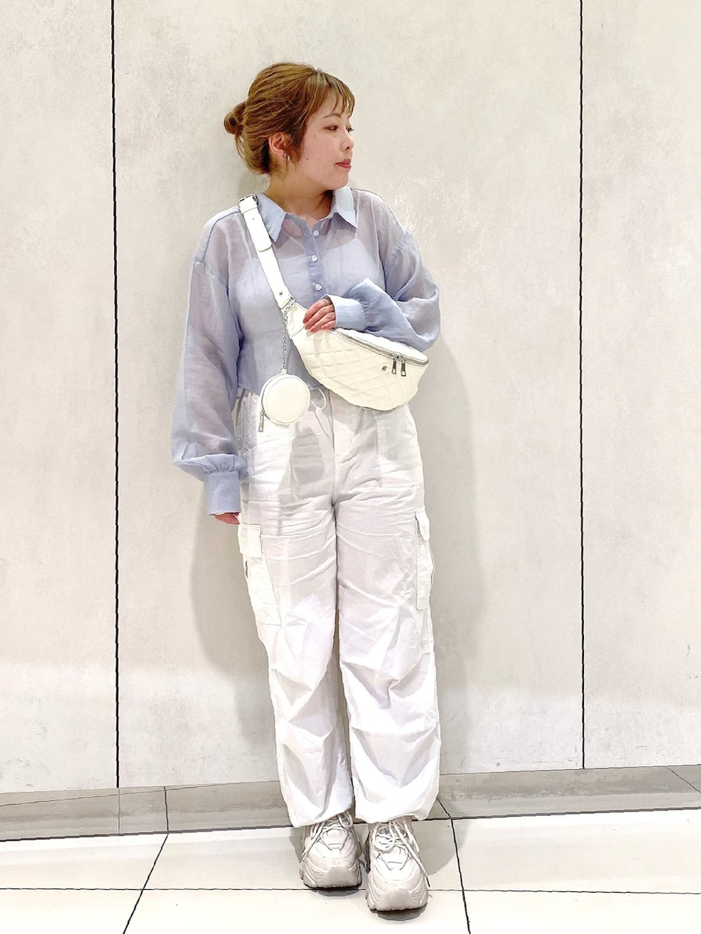 ブルー系のシャツ/ブラウス、ホワイト系のカーゴパンツ、ホワイト系のボディバッグ/ウエストポーチを着用したレディースの春コーディネートの2枚目の写真