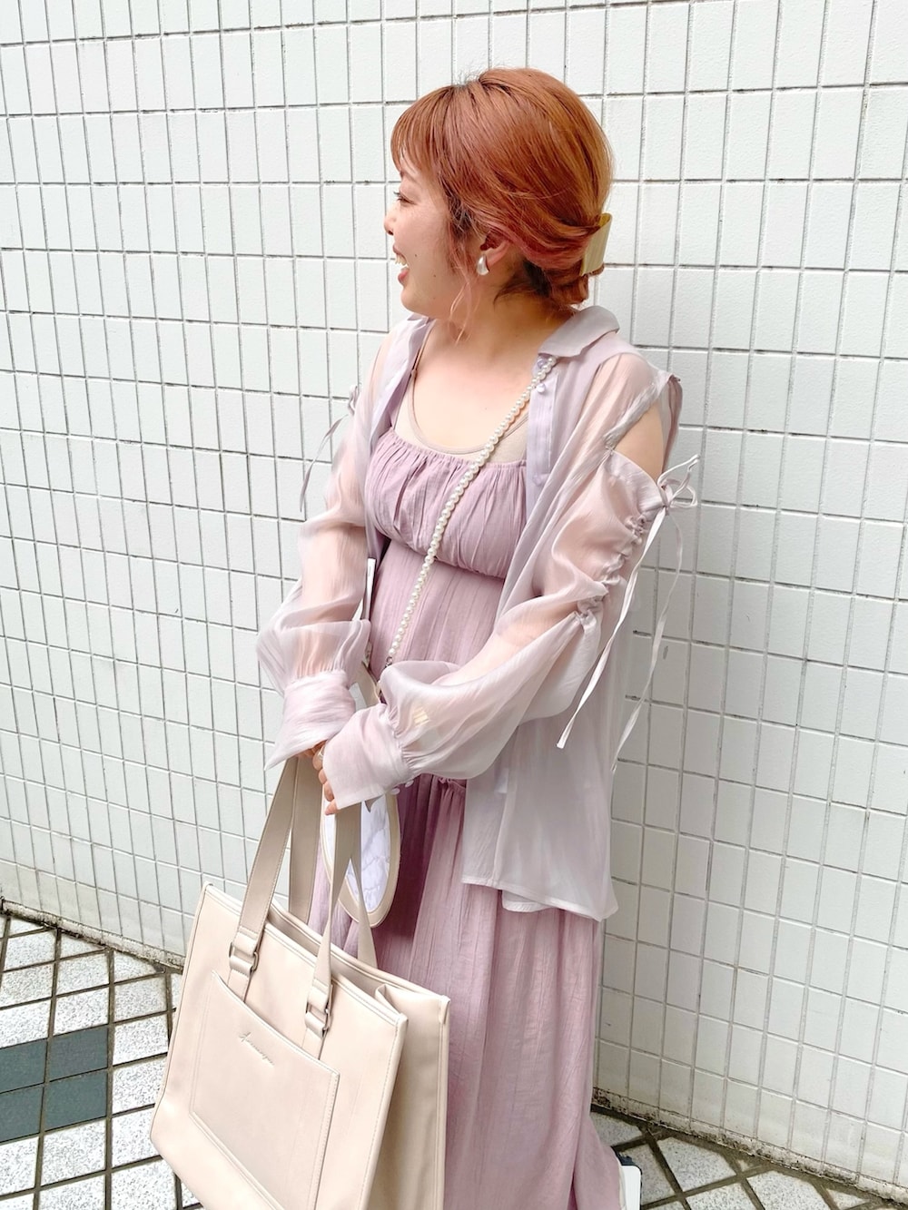 ベージュ系のシャツ/ブラウス、パープル系のワンピース/ドレス、ホワイト系のスニーカーを着用したレディースの春コーディネートの3枚目の写真