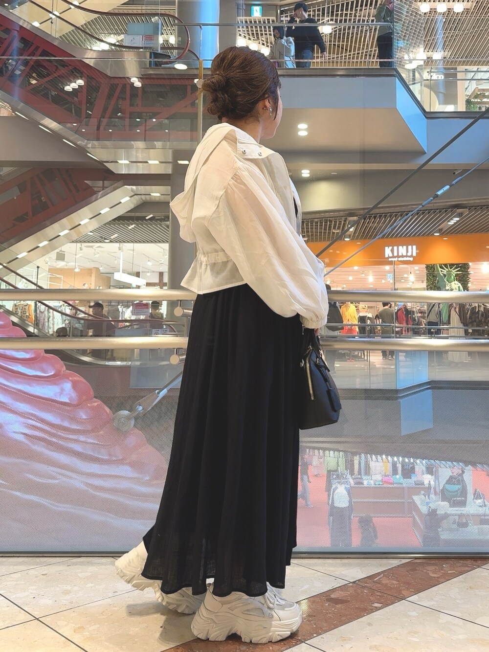 ホワイト系のジャケット/アウター、ブラック系のシャツ/ブラウス、ブラック系のスカートを着用したレディースの春コーディネートの3枚目の写真