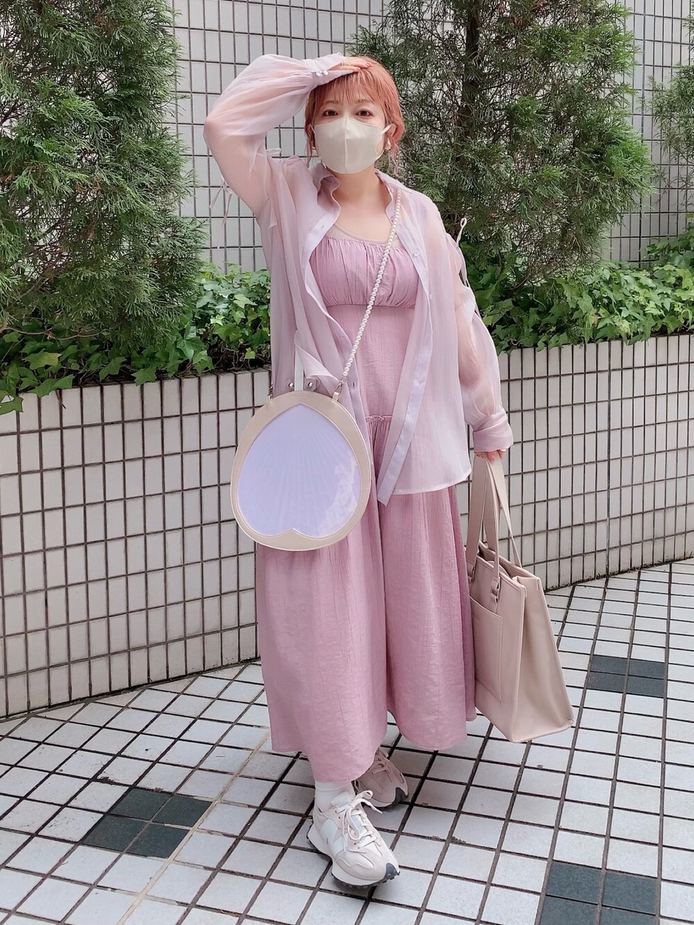 ベージュ系のシャツ/ブラウス、パープル系のワンピース/ドレス、ホワイト系のスニーカーを着用したレディースの春コーディネートの2枚目の写真