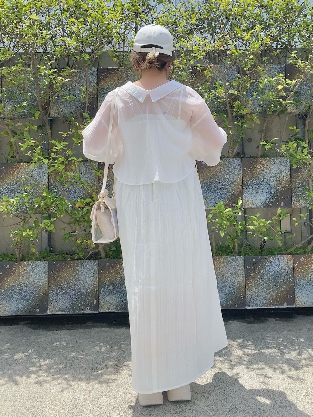 ホワイト系のワンピース、ホワイト系のシャツ/ブラウス、ホワイト系のショルダーバッグを着用したレディースの春コーディネートの3枚目の写真