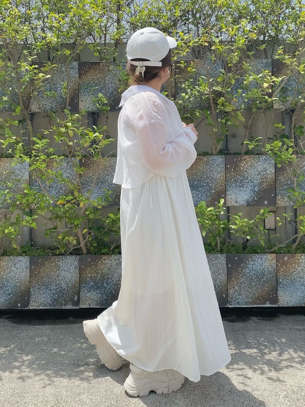 ホワイト系のワンピース、ホワイト系のシャツ/ブラウス、ホワイト系のショルダーバッグを着用したレディースの春コーディネートの2枚目の写真