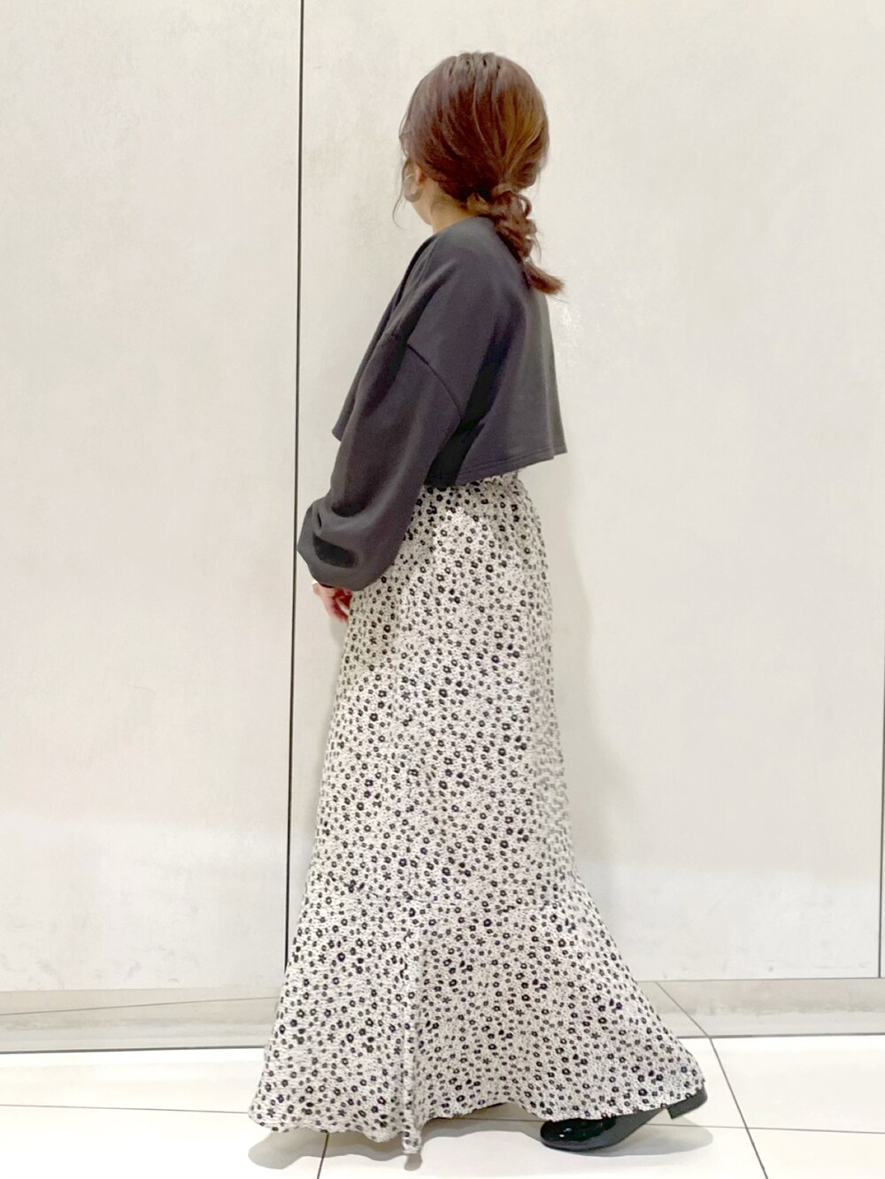 ホワイト系のワンピース、ホワイト系のトートバッグ、ブラック系のバレエシューズを着用したレディースの春コーディネートの2枚目の写真