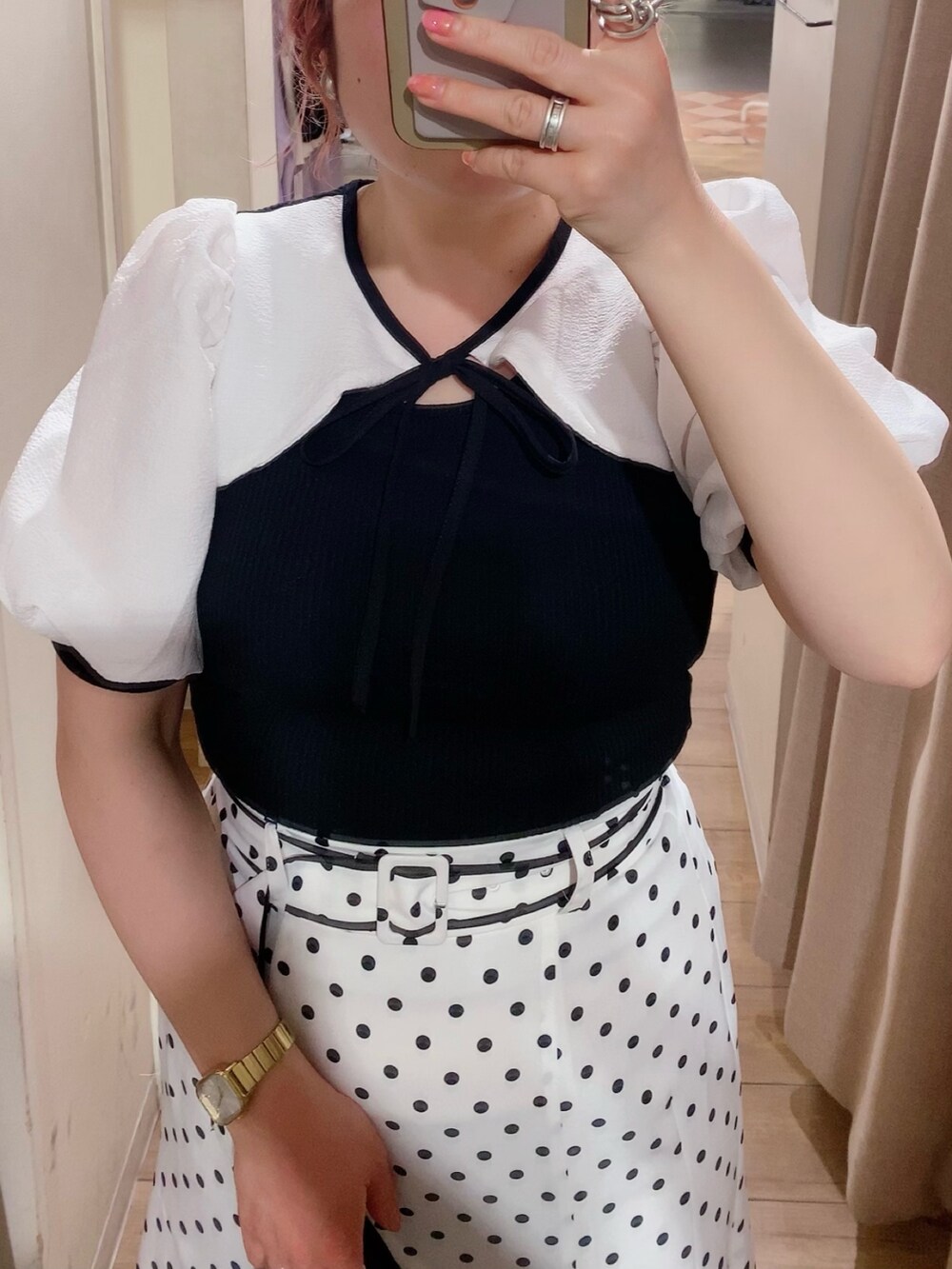 ブラック系のTシャツ/カットソー、ホワイト系のスカート、ブラック系のトートバッグを着用したレディースの春コーディネートの2枚目の写真