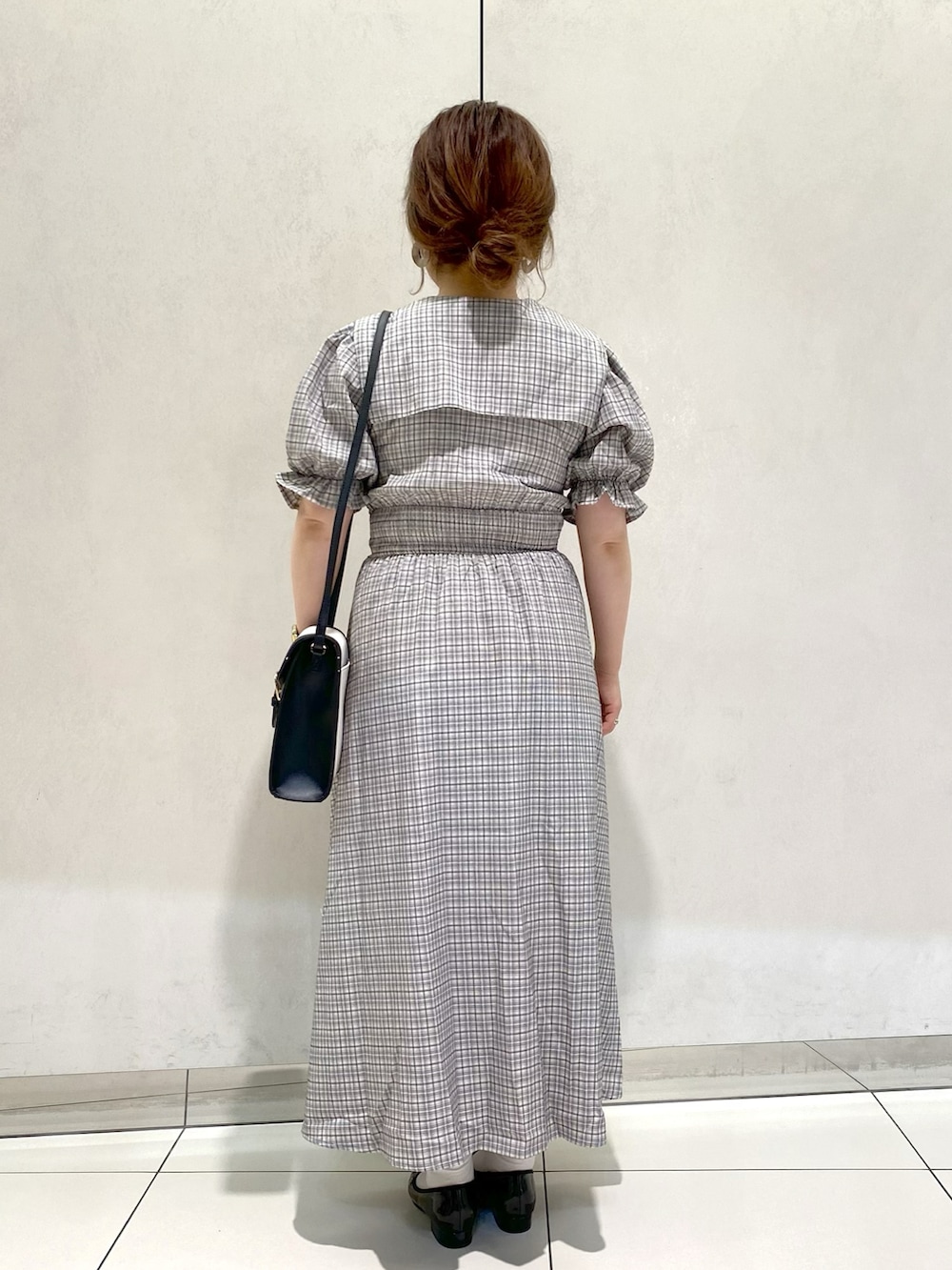 ブラック系のワンピース、ブラック系のショルダーバッグ、ブラック系のバレエシューズを着用したレディースの春コーディネートの3枚目の写真