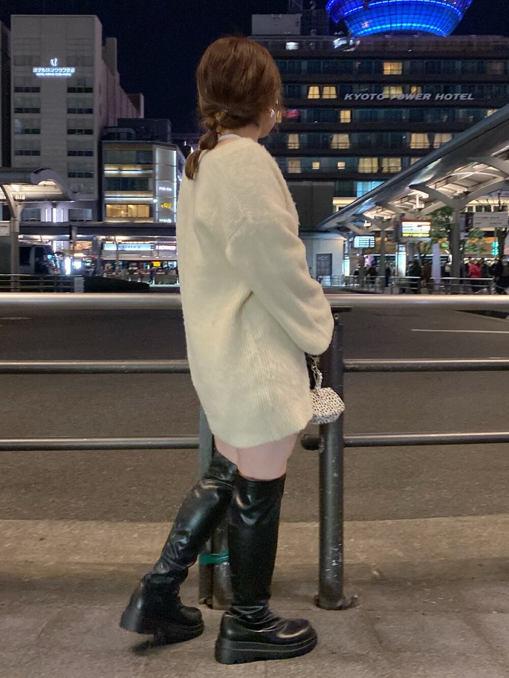 ベージュ系のカーディガン/ボレロ、ホワイト系のTシャツ/カットソー、ブラック系のブーツを着用したレディースの秋コーディネートの3枚目の写真