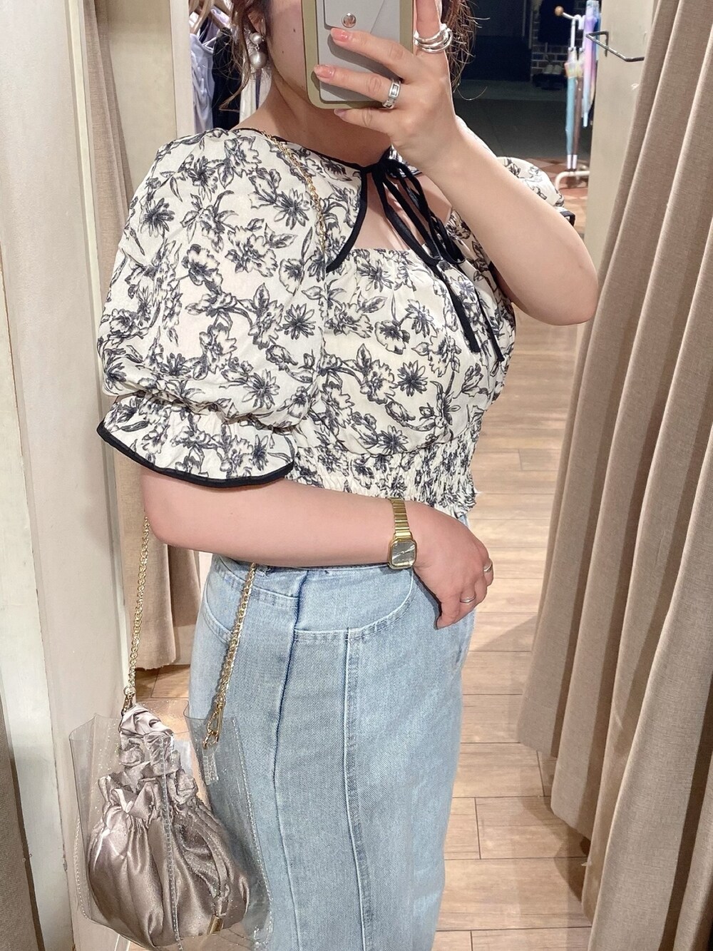 ホワイト系のシャツ/ブラウス、ブルー系のデニムパンツ、ブラック系のサンダルを着用したレディースの夏コーディネートの2枚目の写真