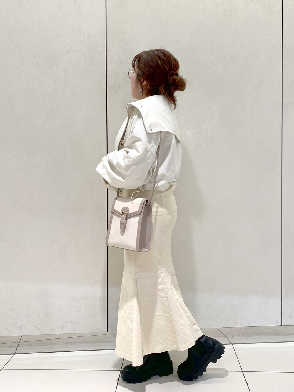 ホワイト系のブルゾン、ピンク系のTシャツ/カットソー、ホワイト系のスカートを着用したレディースの冬コーディネートの2枚目の写真