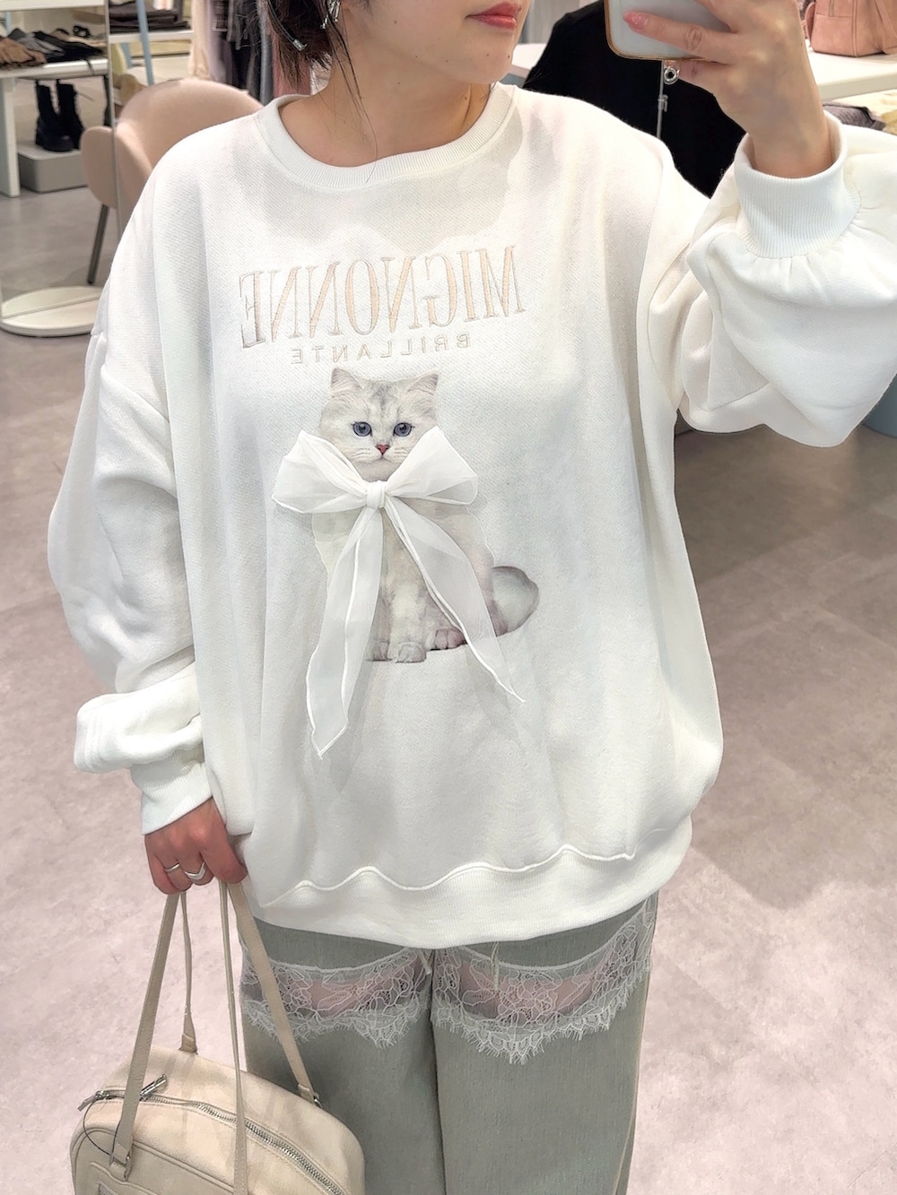 ホワイト系のTシャツ/カットソー、ブルー系のデニムパンツ、ベージュ系のブーツを着用したレディースの秋コーディネートの2枚目の写真